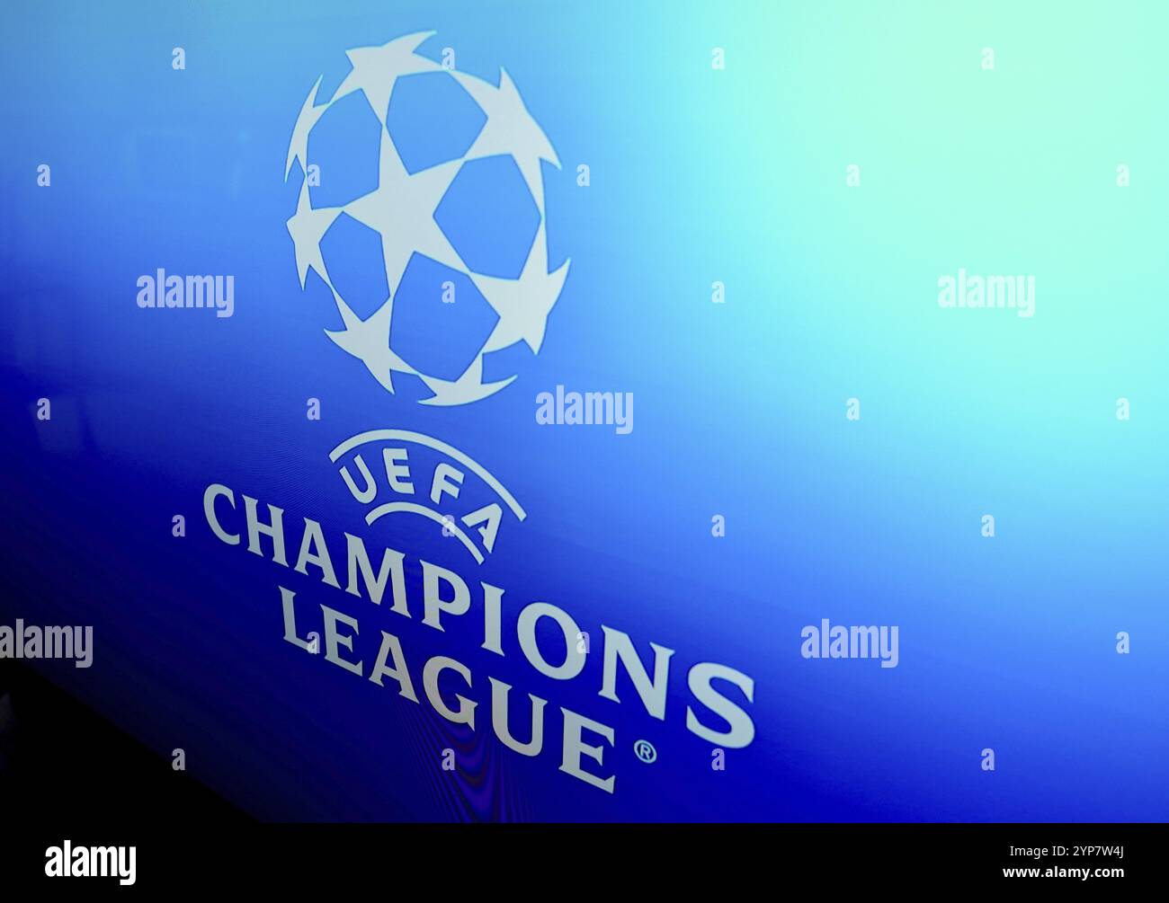 6 mai 2024, Brésil. Dans cette illustration photo, le logo de l'UEFA Champions League est affiché sur un écran de télévision Banque D'Images