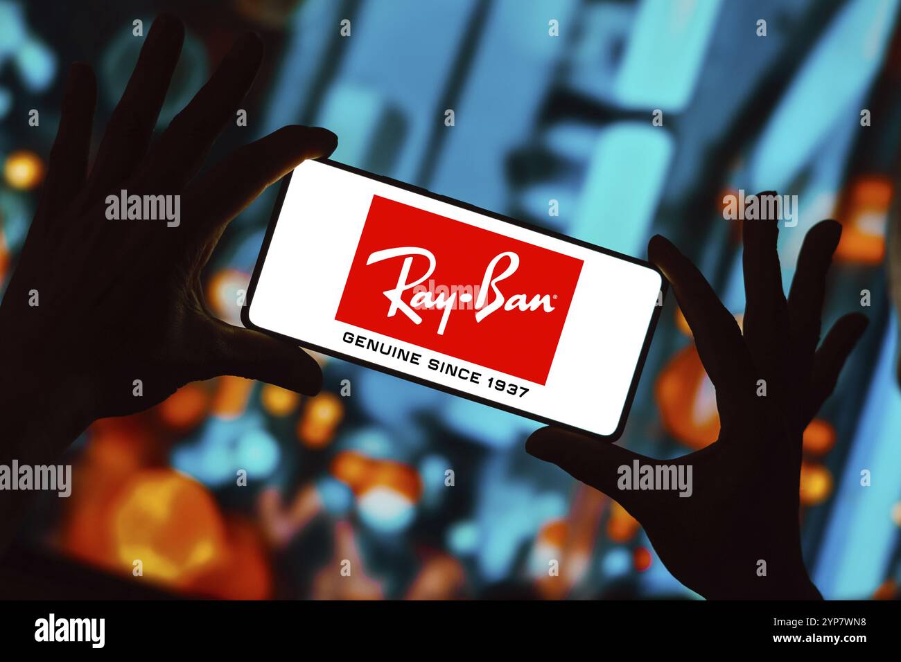 13 décembre 2023, Brésil. Dans cette illustration photo, le logo Ray-Ban est affiché sur l'écran d'un smartphone Banque D'Images