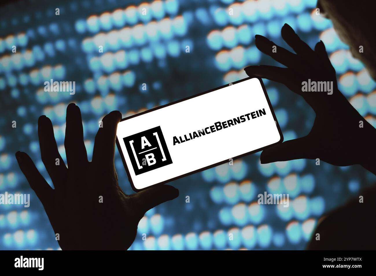 Dans cette illustration photo, le logo AllianceBernstein (AB) est affiché sur l'écran d'un smartphone Banque D'Images