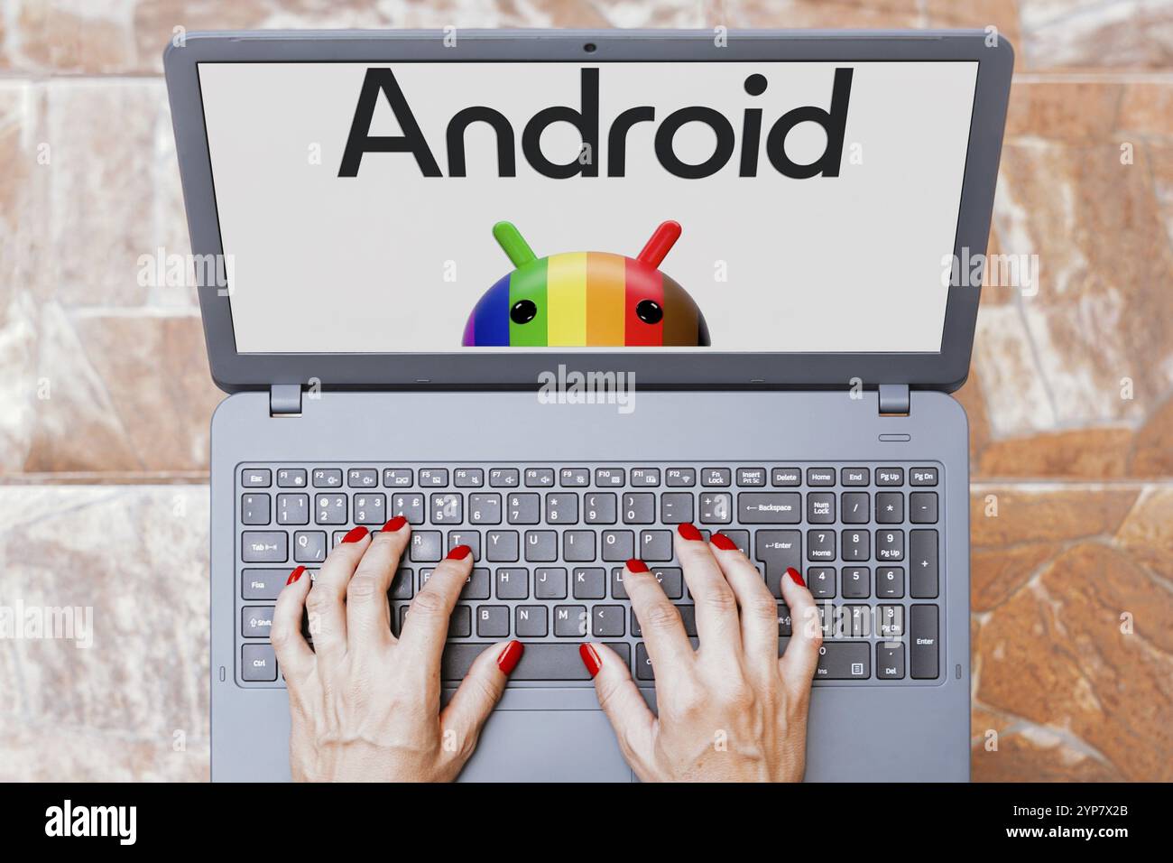 Dans cette illustration photo, le logo Android est affiché sur un écran d'ordinateur portable Banque D'Images