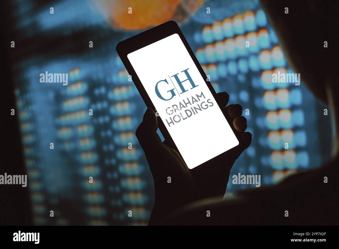 Dans cette illustration photo, le logo Graham Holdings Company (GH) est affiché sur un écran de smartphone Banque D'Images