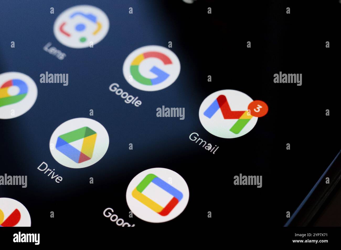 Dans cette illustration photo, Google, Google Lens, Gmail, Maps, Drive et Google TV s'affichent sur l'écran de votre smartphone Banque D'Images