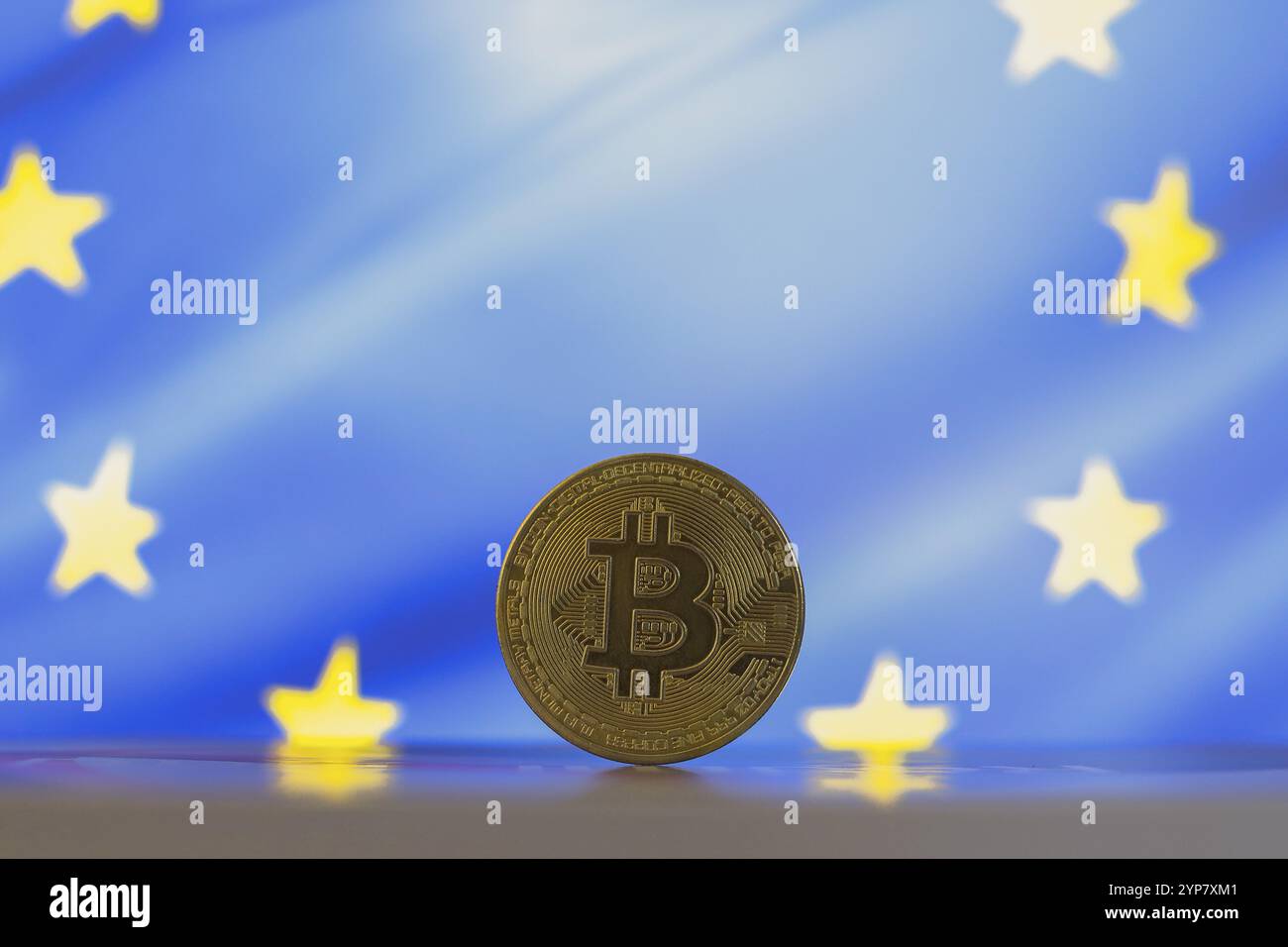 Dans cette illustration photo, une pièce Bitcoin est vue sur la table et en arrière-plan, le drapeau du Royaume-Uni Banque D'Images