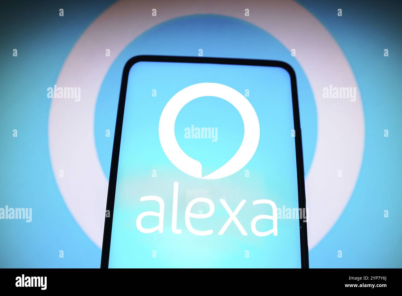 Dans cette illustration photo, le logo Amazon Alexa est affiché sur un smartphone Banque D'Images