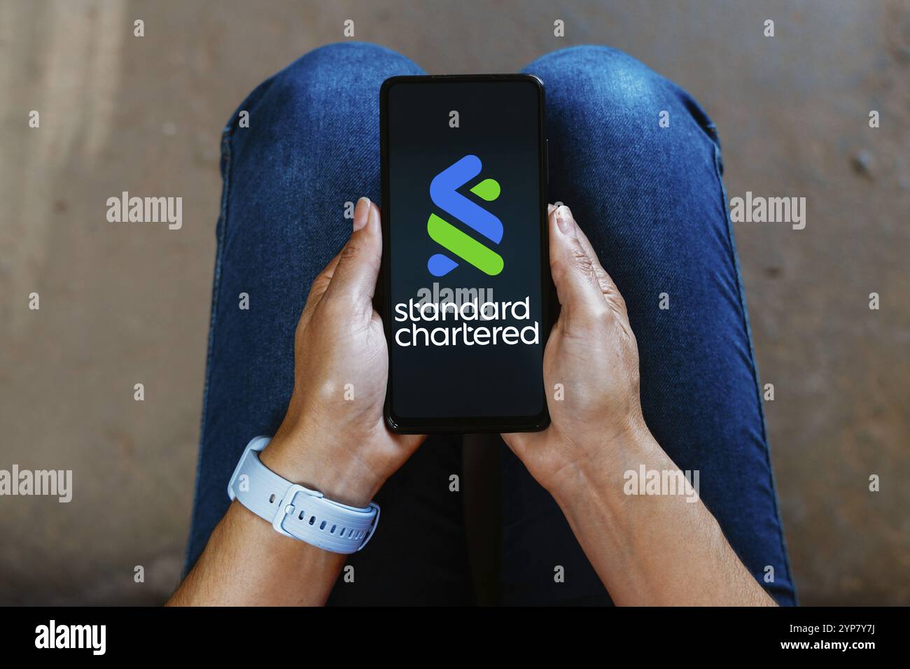 Dans cette illustration photo, le logo Standard Chartered est affiché sur l'écran d'un smartphone mobile Banque D'Images