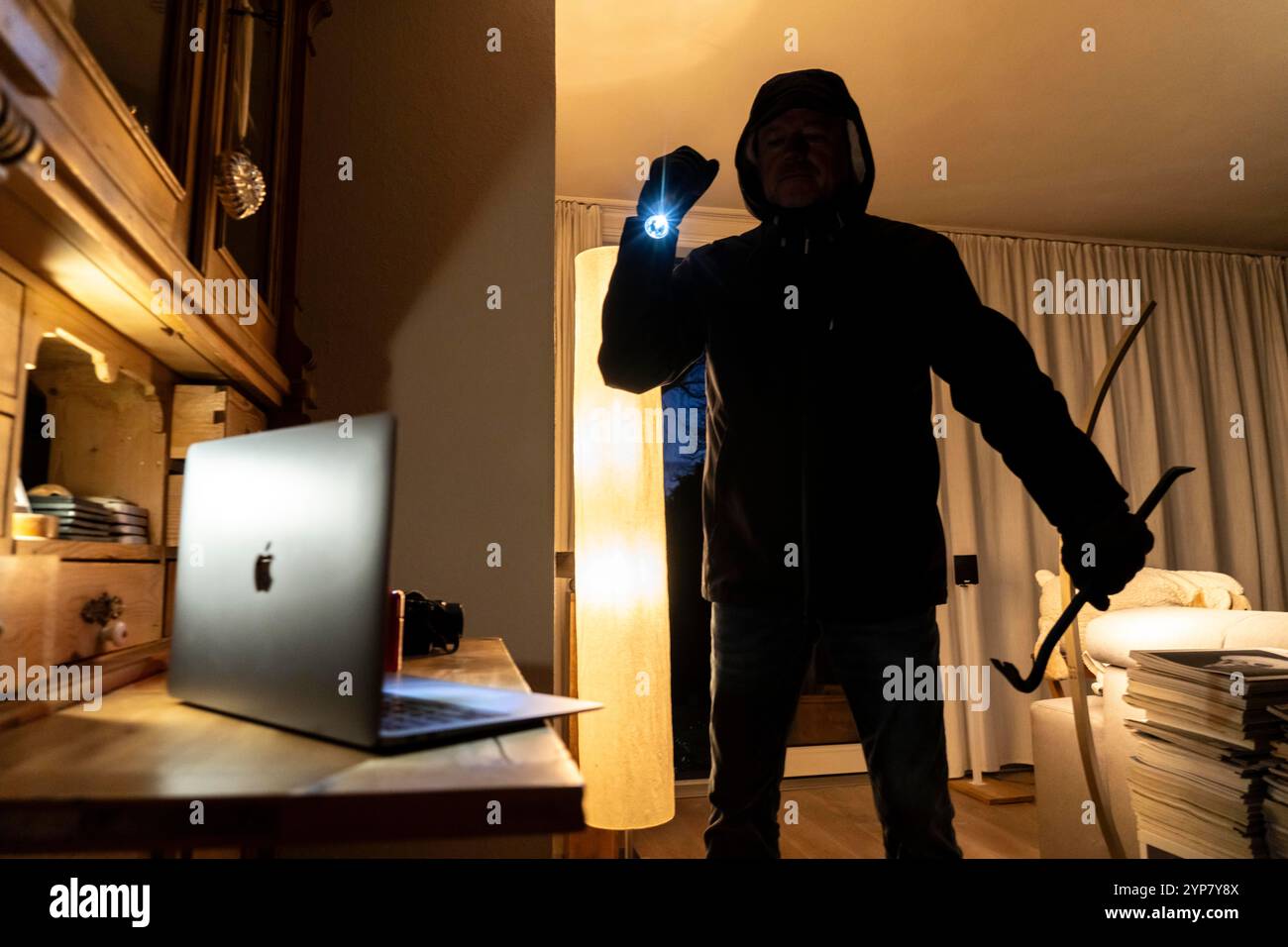 Image symbolique d'un cambriolage, l'auteur a pénétré dans un appartement du côté du jardin et est à la recherche de butin, ordinateur, ordinateur portable, objets de valeur, Mo Banque D'Images