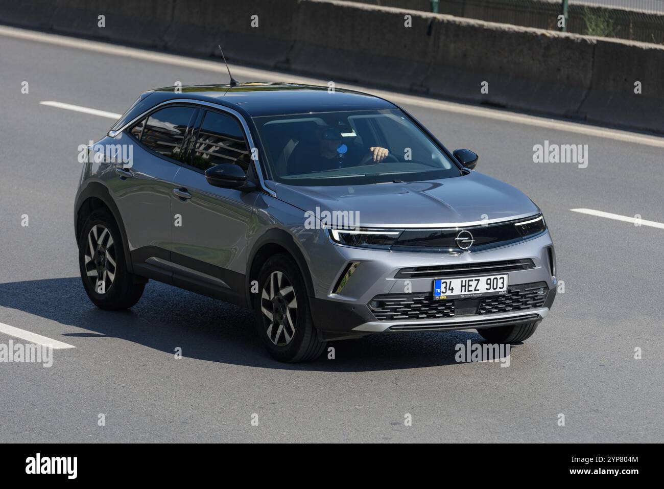 ISTANBUL, TURQUIE - 24 NOVEMBRE 2024 : Opel Mokka est un SUV compact sur l'autoroute. Banque D'Images ISTANBUL, TURQUIE - 24 NOVEMBRE 2024 : Opel Mokka est un SUV compact sur l'autoroute. Banque D'Images