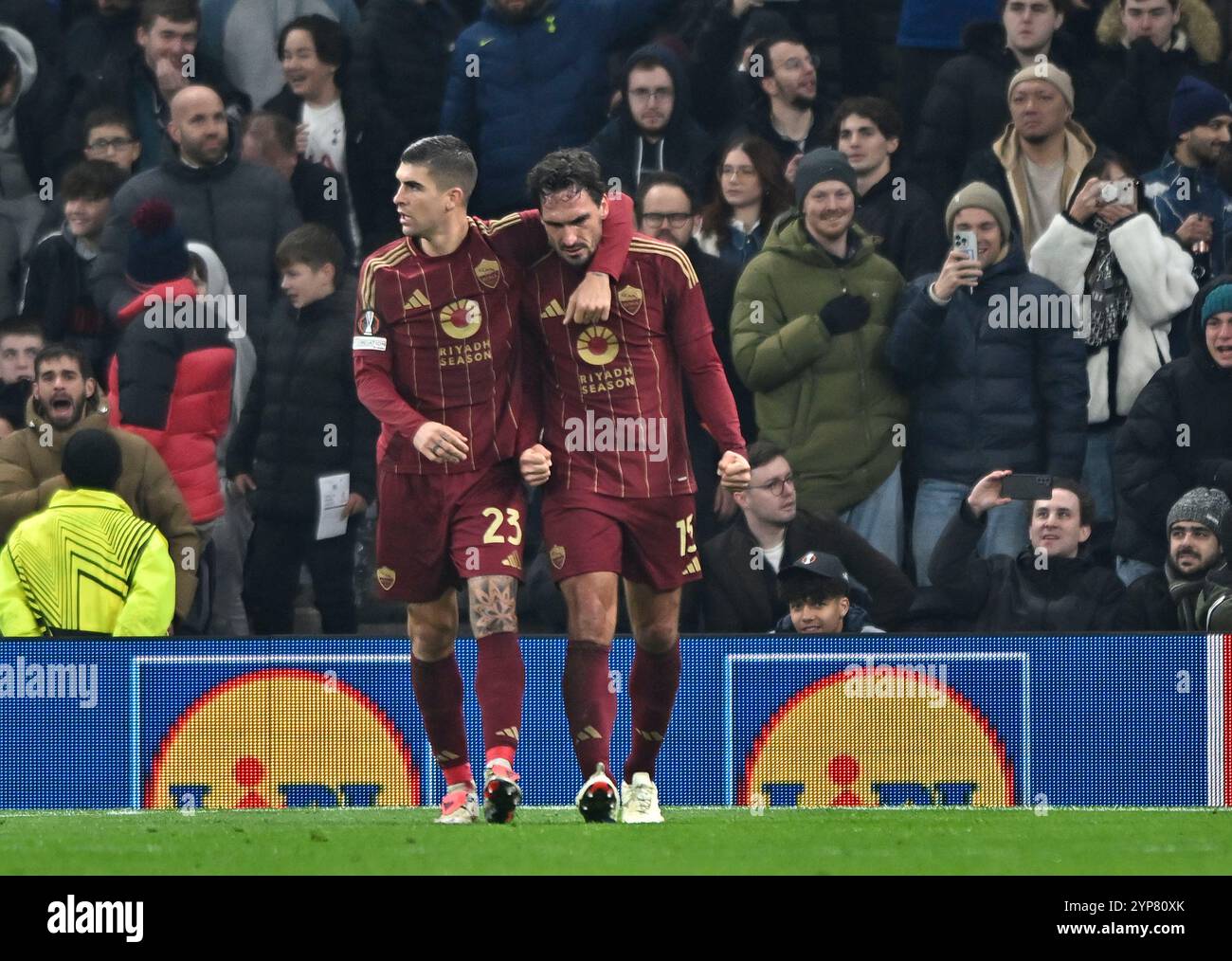 Londres, Royaume-Uni. 28 octobre 2024. OBJECTIF. Le buteur Mats Hummels (AS Roma, 15 ans) est félicité par Gianluca Mancini (AS Roma) lors du match de Tottenham Hotspur V AS Roma UEFA Europa Conference League Matchday 4 au Tottenham Hotspur Stadium, Londres. Cette image est RÉSERVÉE à UN USAGE ÉDITORIAL. Licence requise de Football DataCo pour toute autre utilisation. Crédit : MARTIN DALTON/Alamy Live News Banque D'Images