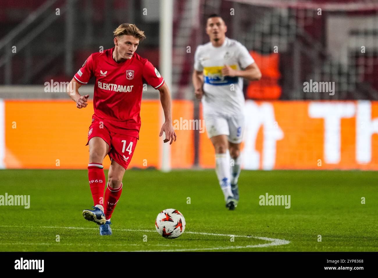 Enschede, pays-Bas. 28 novembre 2024. ENSCHEDE, PAYS-BAS - NOVEMBRE 28 : SEM Steijn du FC Twente passe le ballon lors du match de l'UEFA Europa League 2024/25 phase MD5 opposant le FC Twente et R. Union Saint-Gilloise au stade FC Twente le 28 novembre 2024 à Enschede, pays-Bas. (Photo de René Nijhuis/MB Media) crédit : MB Media solutions/Alamy Live News Banque D'Images