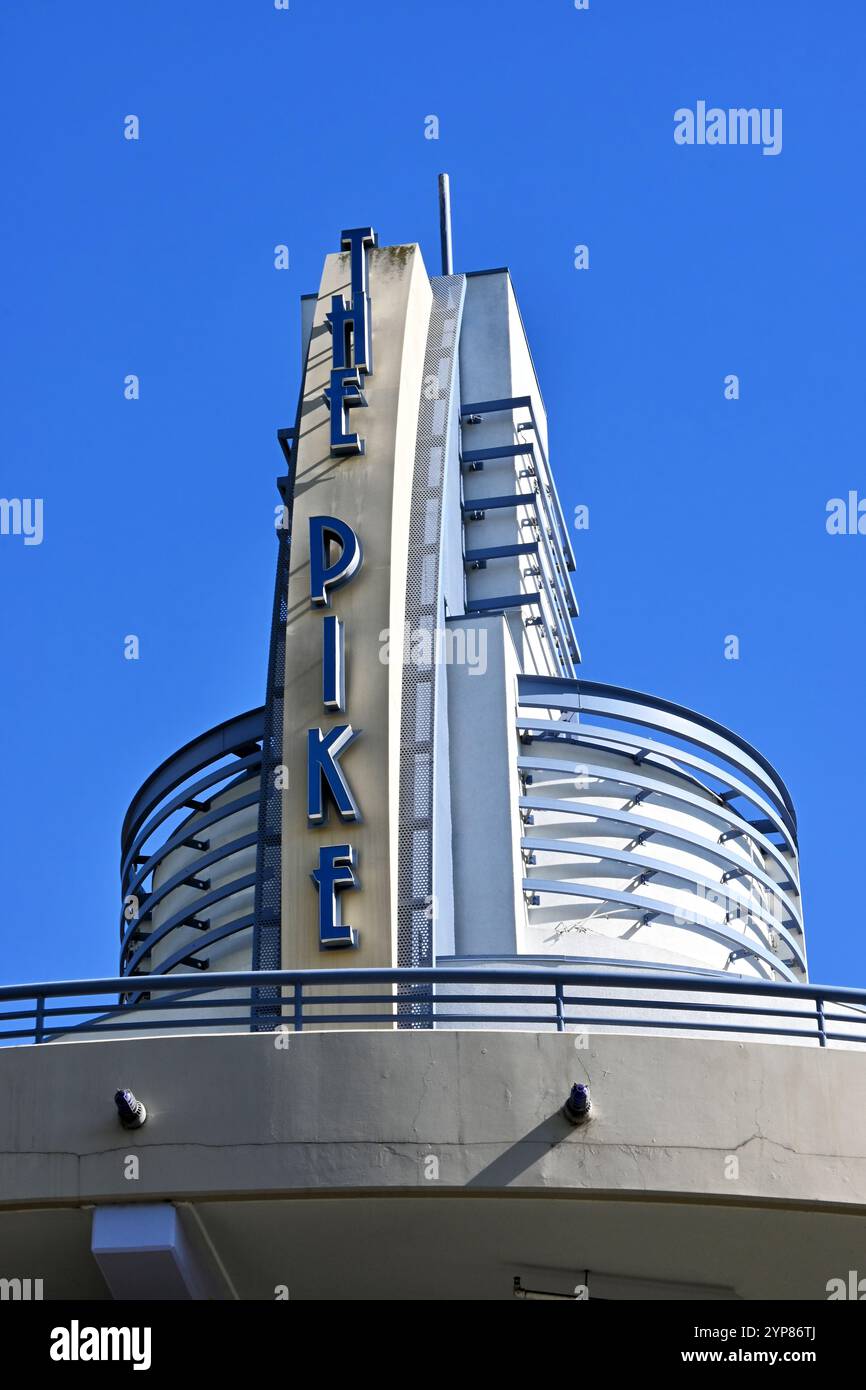 LONG BEACH, CALIFORNIE - 8 nov 2024 : le panneau Pike sur le parking garage à Pike Outlets. Banque D'Images