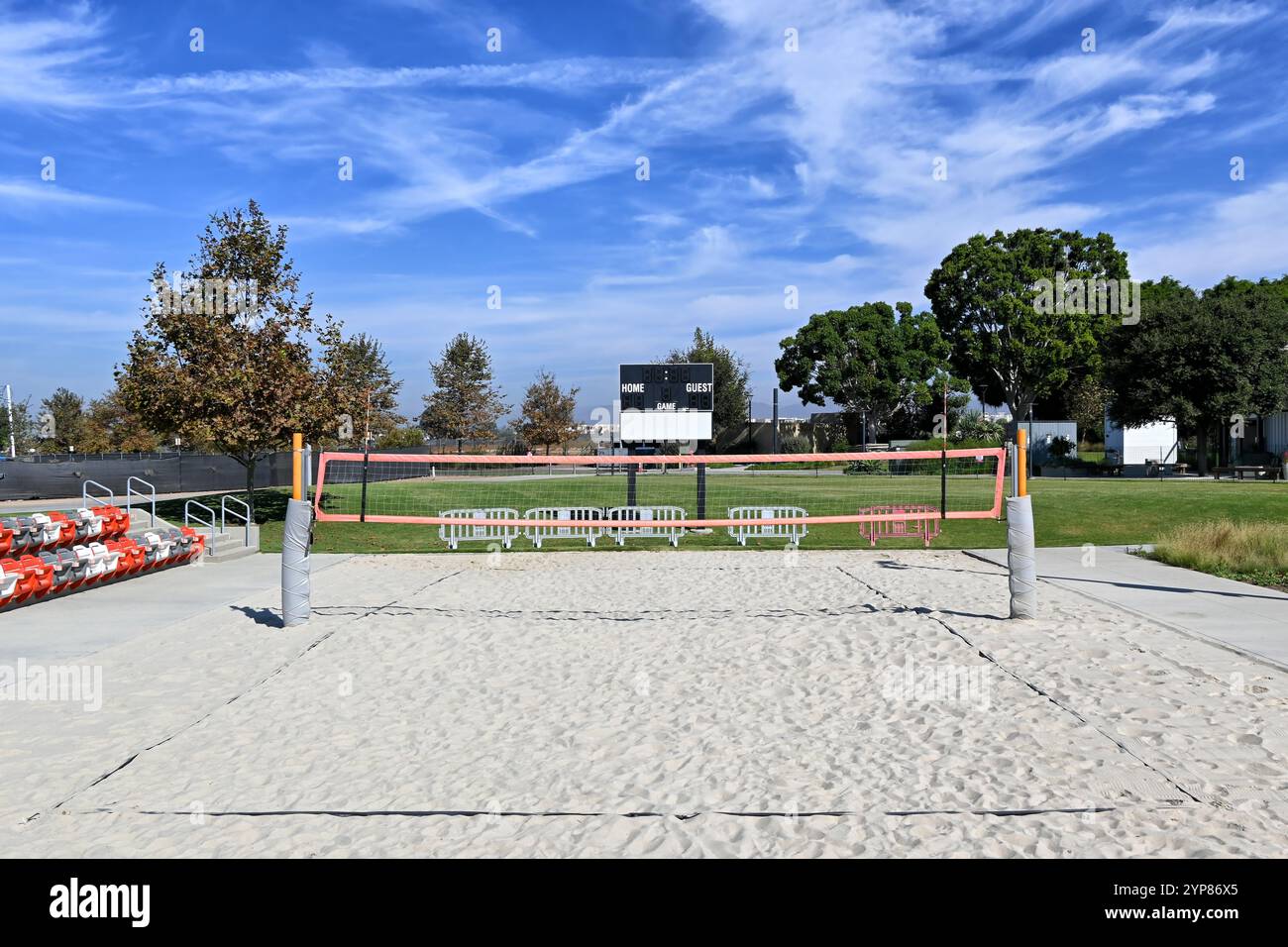 IRVINE, CALIFORNIE - 11 octobre 2024 : terrain de volley-ball sur sable au Great Park, dans le comté d'Orange. Banque D'Images