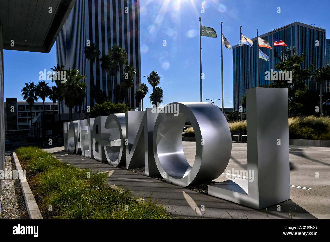 LONG BEACH, CALIFORNIE - 8 nov 2024 : le panneau long Beach au Civic Center vu de derrière avec drapeaux et reflets de lentille. Banque D'Images