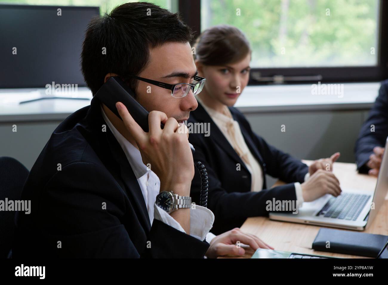 Homme d'affaires prenant l'appel téléphonique Banque D'Images