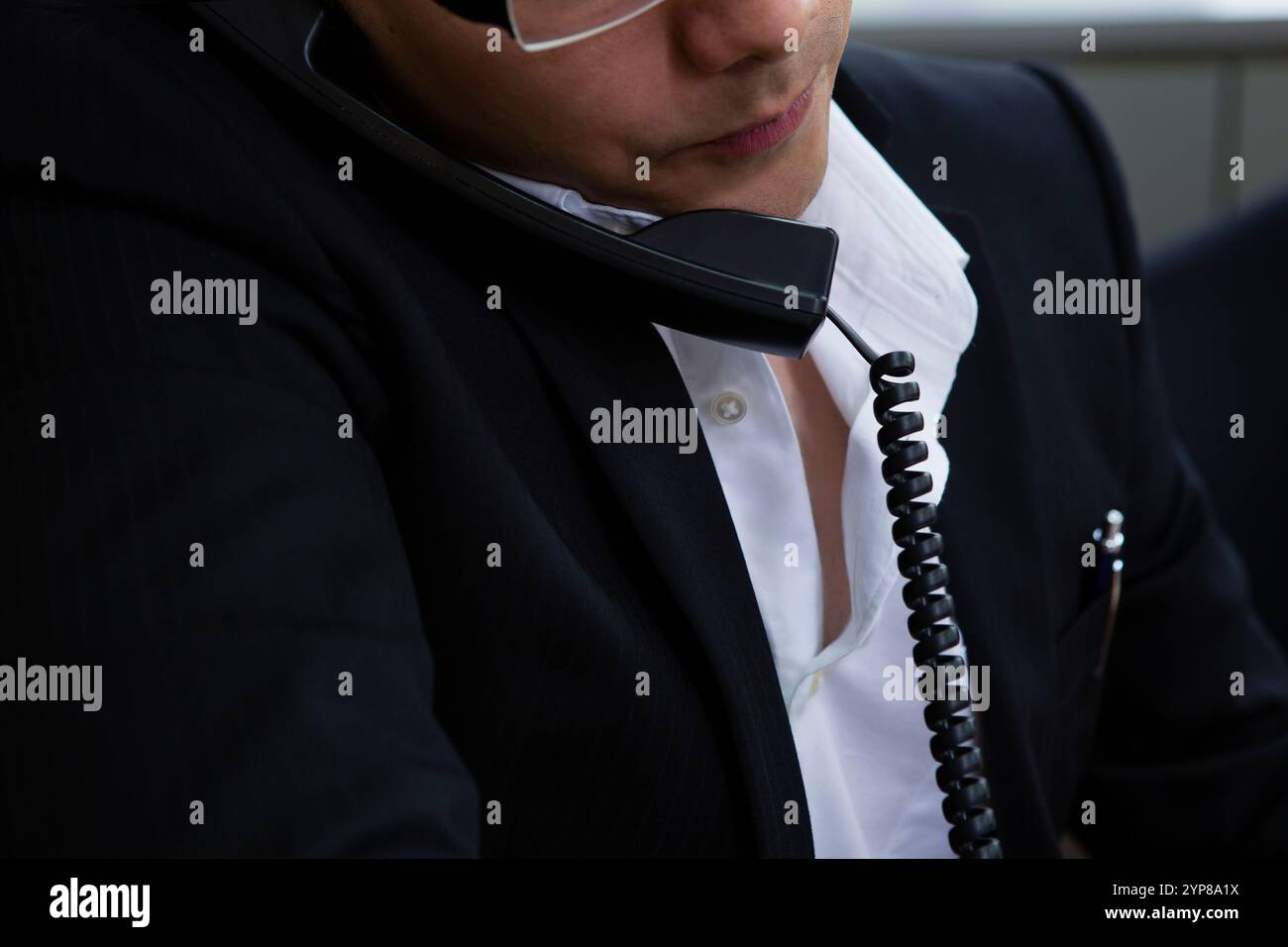 Homme d'affaires prenant l'appel téléphonique Banque D'Images