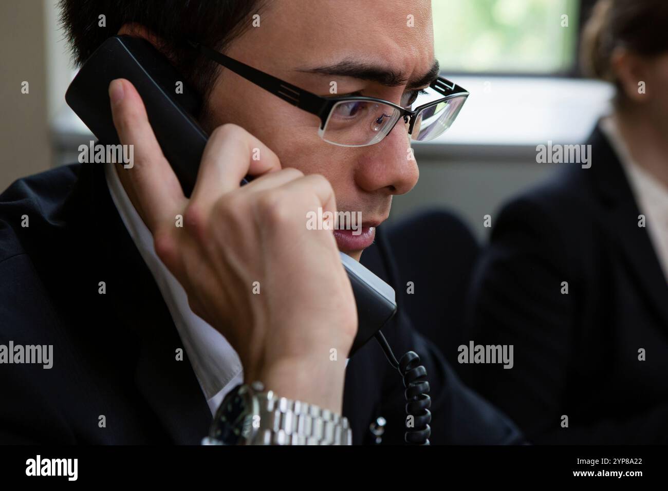 Homme d'affaires prenant l'appel téléphonique Banque D'Images