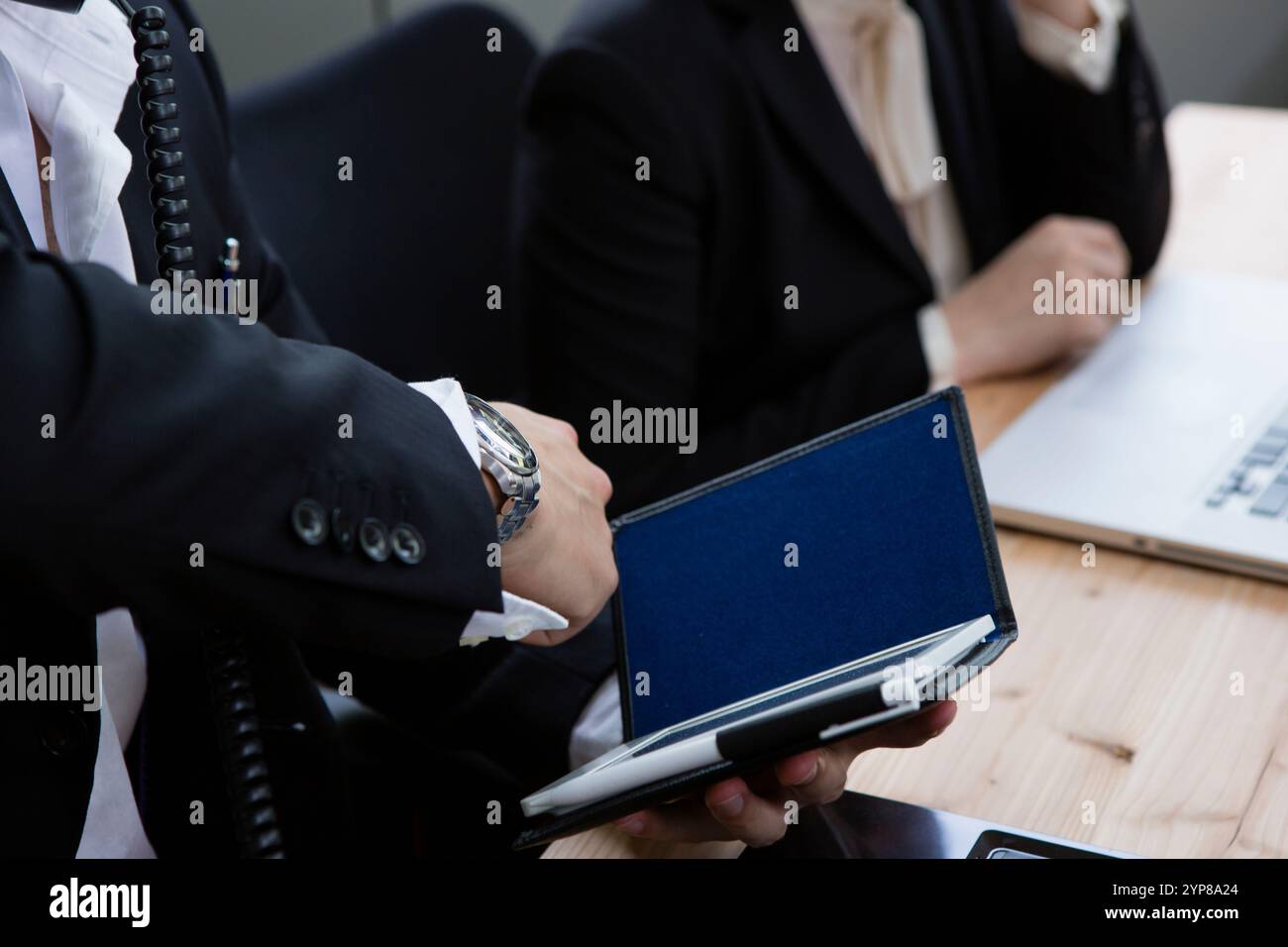 Homme d'affaires prenant l'appel téléphonique Banque D'Images