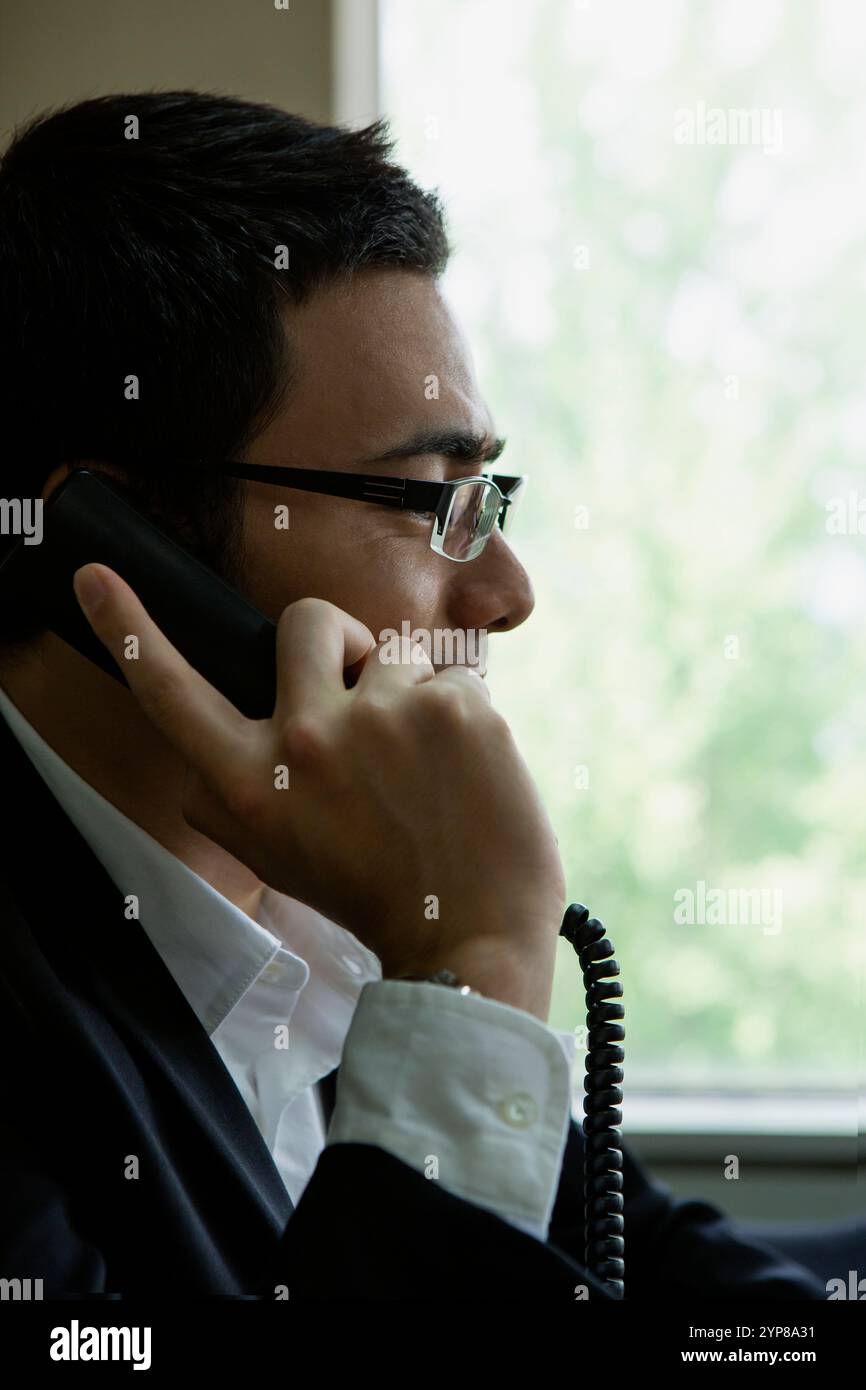 Homme d'affaires prenant l'appel téléphonique Banque D'Images