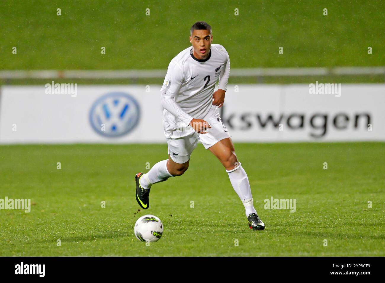 Le Néo-zélandais Winston Reid avec le ballon alors qu’il affrontait les Îles Salomon dans un match de qualification pour la Coupe du monde de la FIFA au North Harbour Stadium à Auckland, en Nouvelle-Zélande, le mardi 11 septembre 2012 Banque D'Images