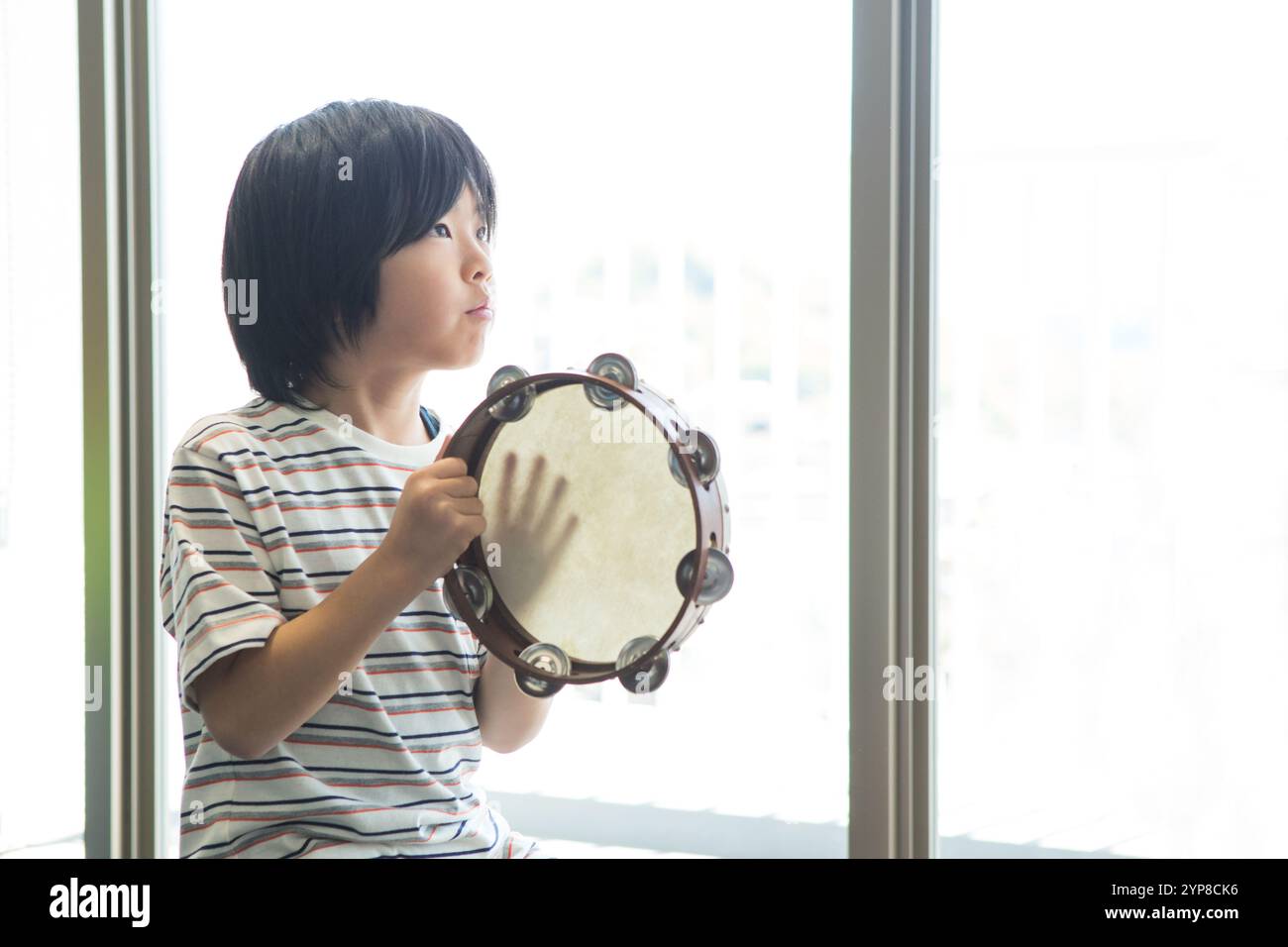 Enfants de l'école primaire prenant des cours de musique Banque D'Images