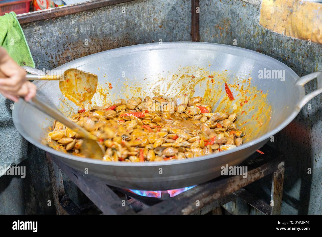 De délicieuses palourdes sautées au Chili sur le marché de la nourriture de rue. Cuisine thaïlandaise. Banque D'Images