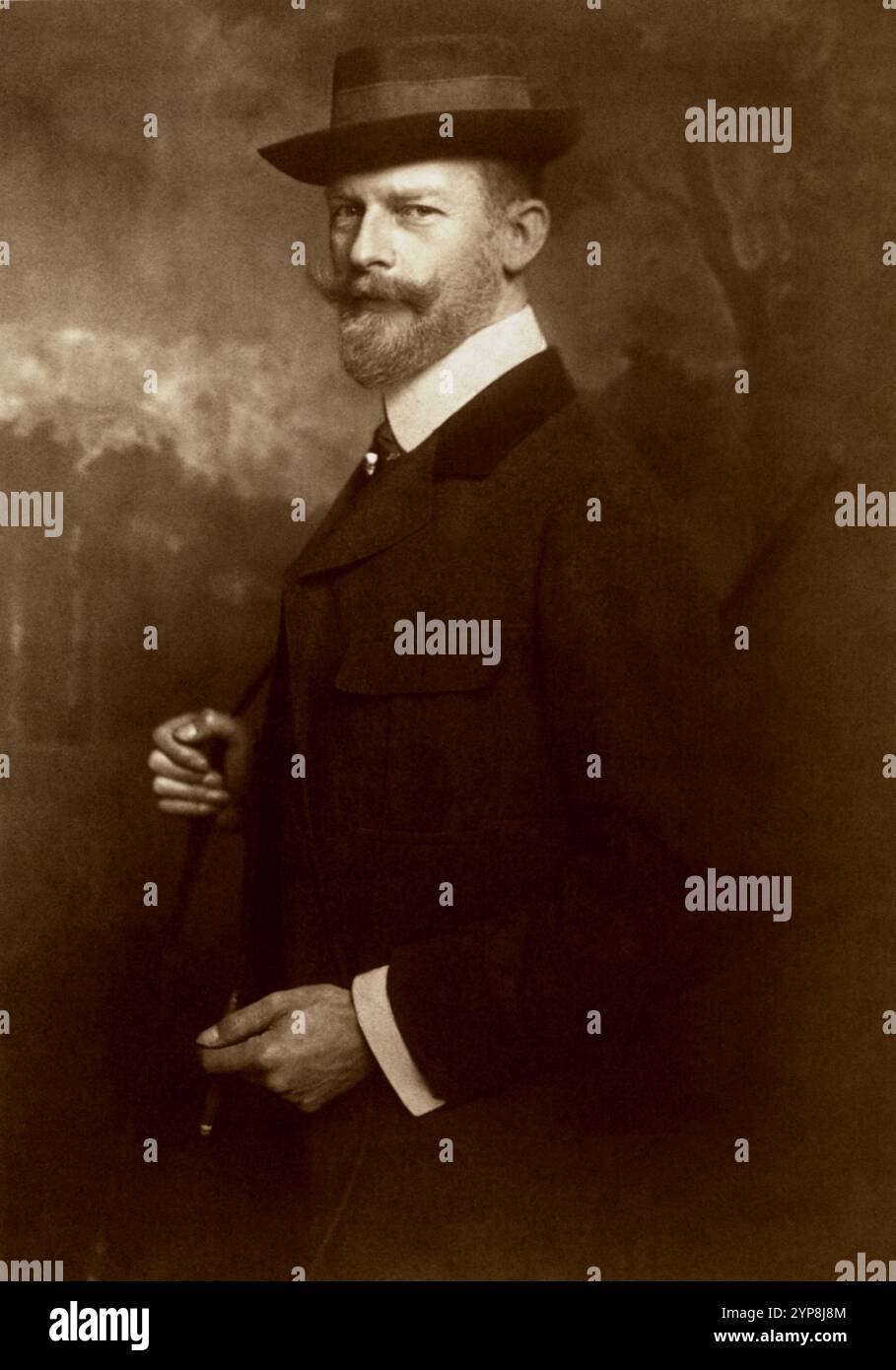 1909 c. , Berlin , ALLEMAGNE : le prince allemand Karl Anton Friedrich Wilhelm Ludwig Prinz von Hohenzollern Sigmaringen ( Carl , 1868-1919 ) . Fils du prince catholique Leopold Stefan Karl Anton Fürst von Hohenzollern-Sigmaringen ( 1835 - 1905 ) et Antónia Maria Fernanda de Saxe-Cobourg-Gotha et Bragança Infanta du Portugal ( 1845 - 1913 ) fille du roi Ferdinand II du Portugal . Marié avec sa cousine la princesse Joséphine Caroline Marie Albertine de Belgique de Saxe-Cobourg-Gotha ( 1872 - 1958 ). Le couple a eu 4 fils. Photo de NICOLA PERSCHEID ( 1864 - 1930 ), Berlin . - HOHENZOLLERN - S. Banque D'Images