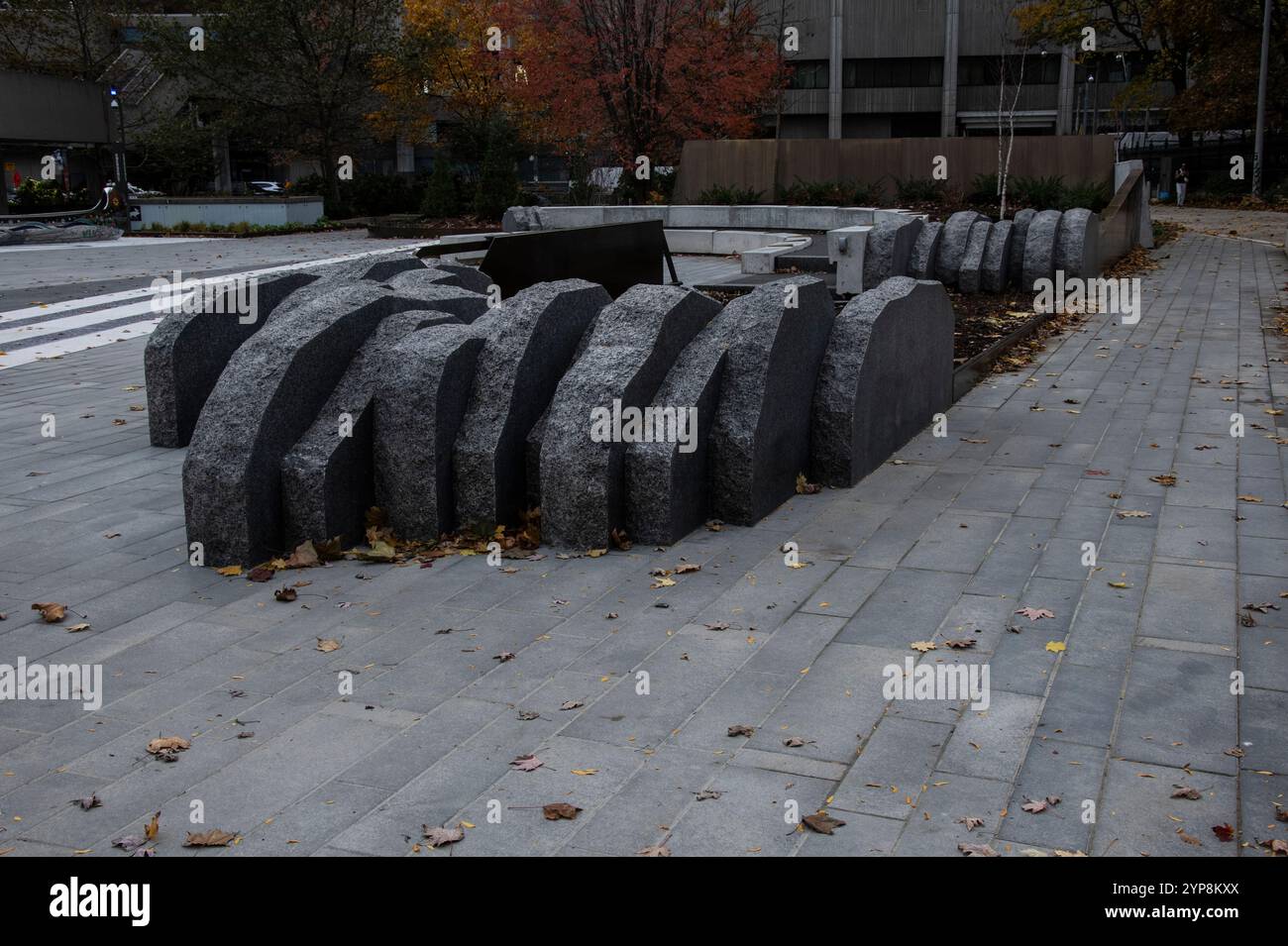 Pierres représentant des vents forts trois Sœurs au Spirit Garden à Nathan Phillips Square sur Queen Street West dans le centre-ville de Toronto, Ontario, Canada Banque D'Images