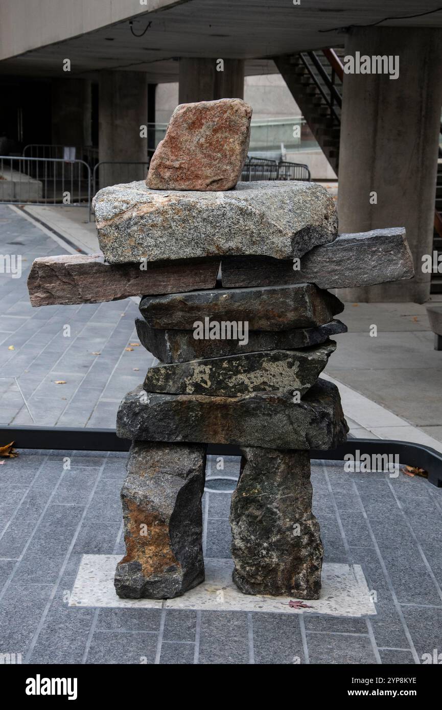 Inukshuk au Spirit Garden à Nathan Phillips Square sur Queen Street West au centre-ville de Toronto, Ontario, Canada Banque D'Images