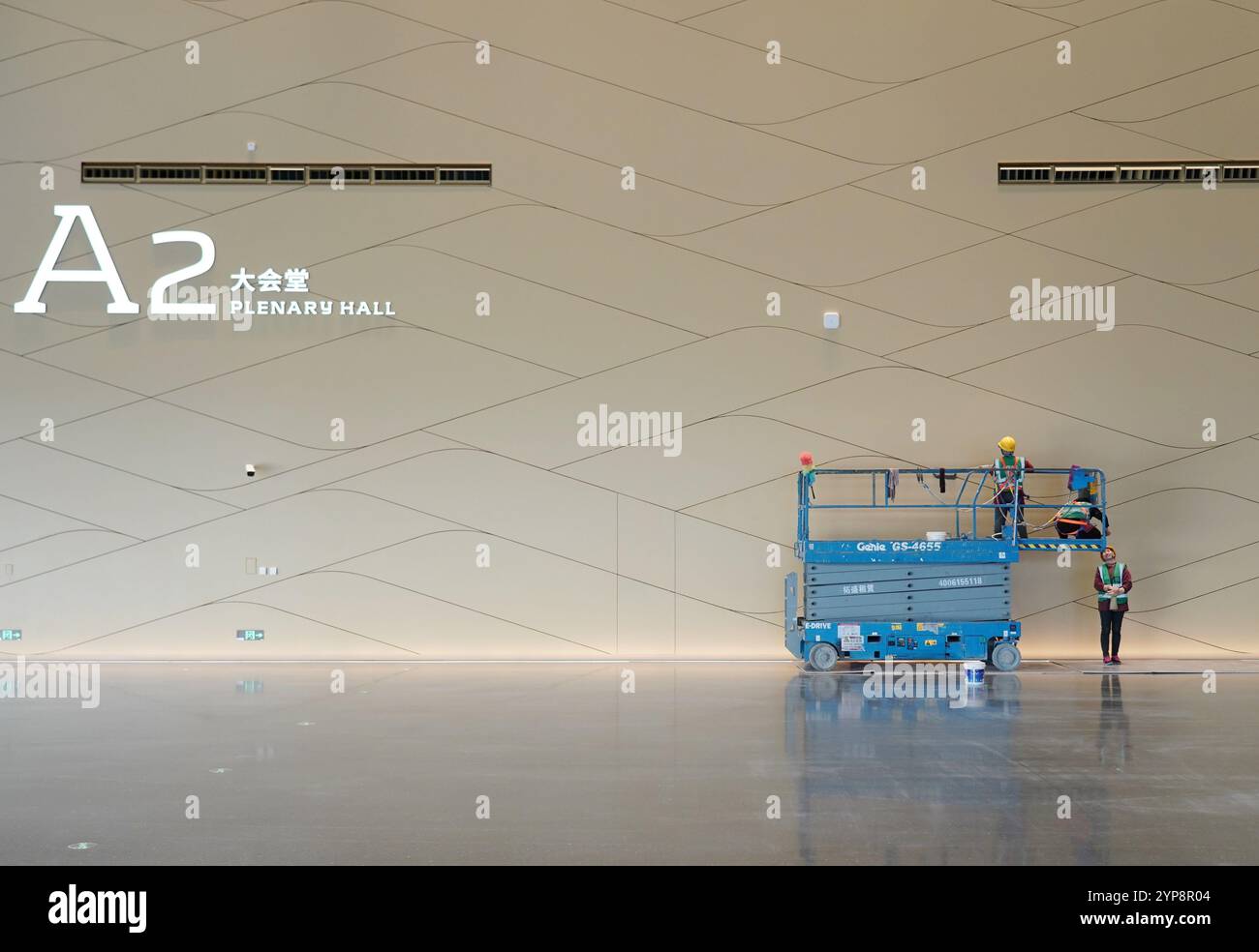 Pékin, Chine. 28 novembre 2024. Les membres du personnel effectuent des travaux de nettoyage à l'intérieur d'un centre de congrès et d'exposition dans le cadre du projet de deuxième phase du China National Convention Center, à Pékin, capitale de la Chine, le 28 novembre 2024. Crédit : Zhang Chenlin/Xinhua/Alamy Live News Banque D'Images