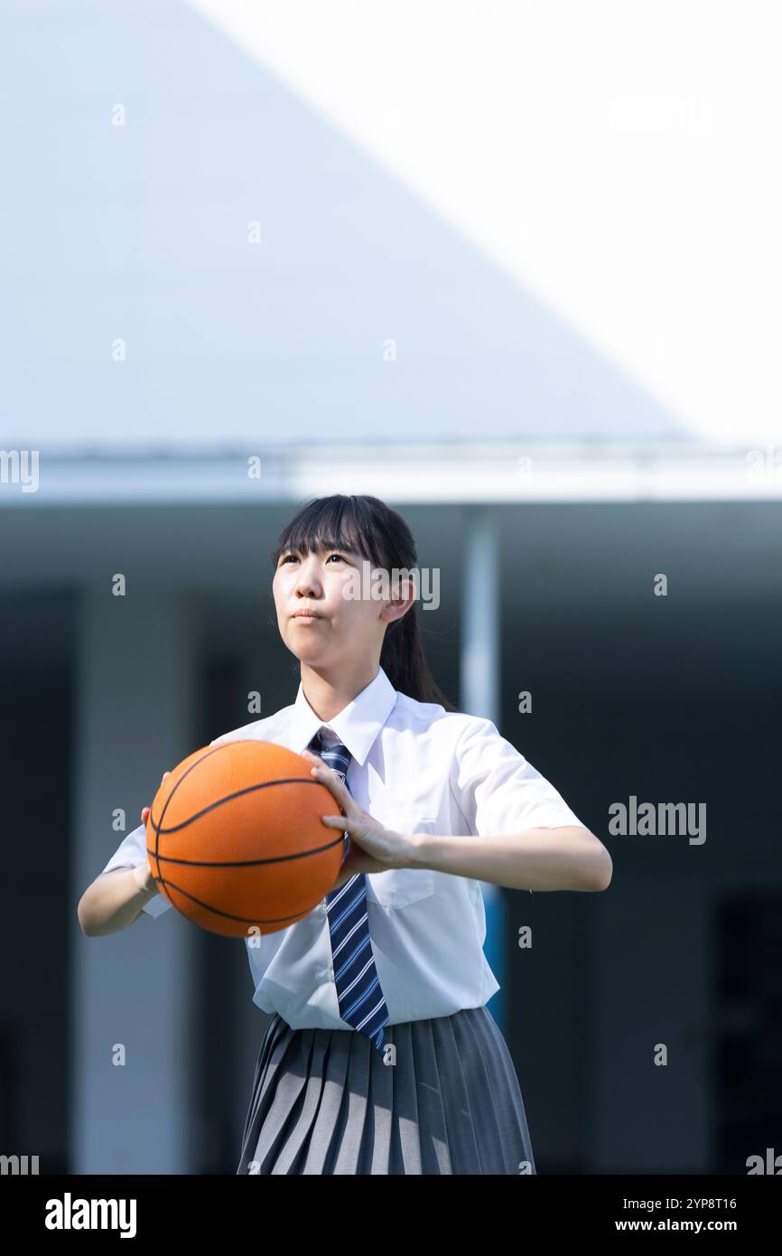 Élèves du secondaire jouant au basket-ball Banque D'Images