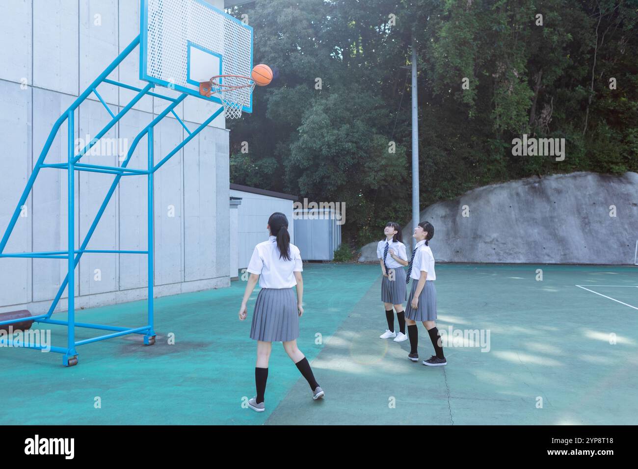 Élèves du secondaire jouant au basket-ball Banque D'Images