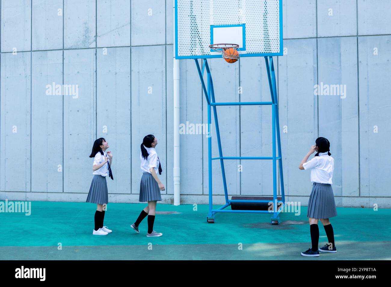 Élèves du secondaire jouant au basket-ball Banque D'Images