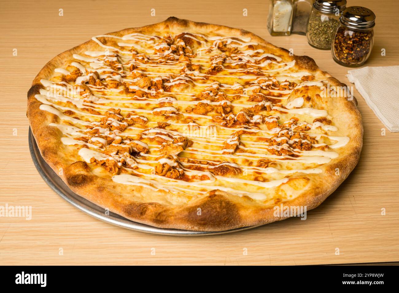 Pizza au poulet Buffalo sur une table Banque D'Images
