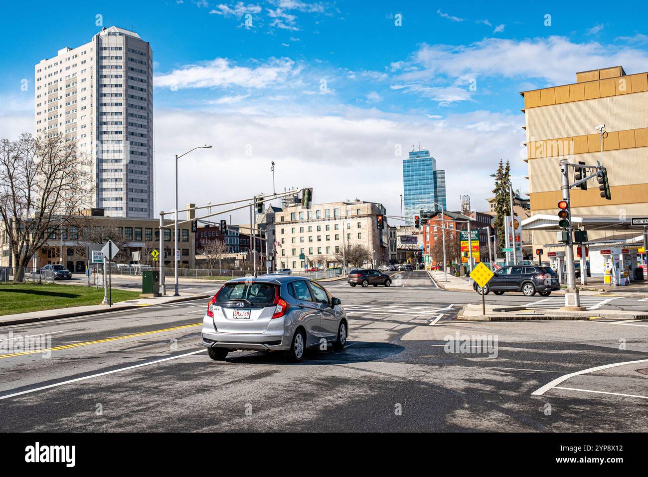 Trafic sur Southbridge Street à Worcester, ma Banque D'Images