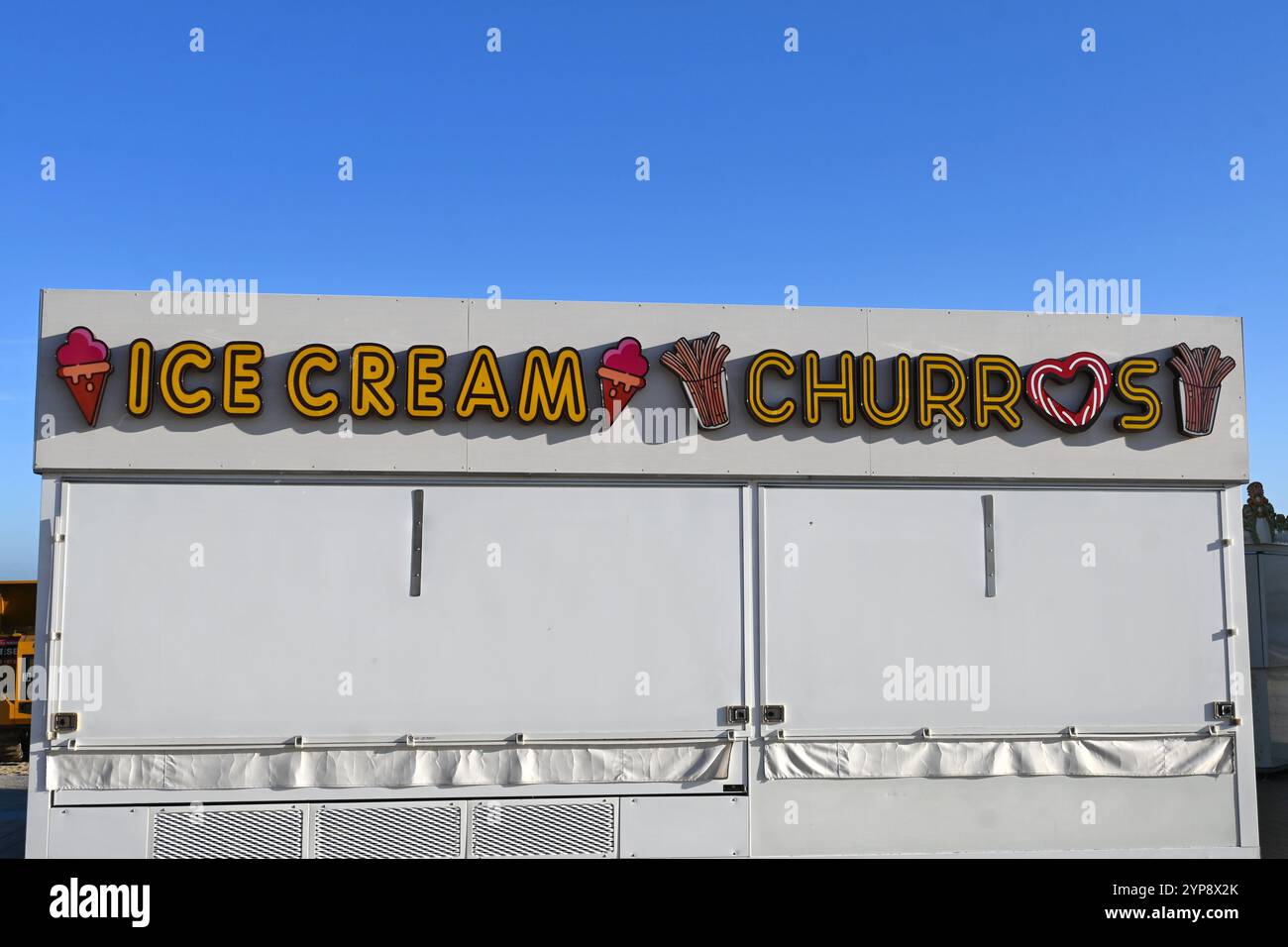 Etagère de crème glacée et Churros – Ostende, Belgique – 24 octobre 2024 Banque D'Images