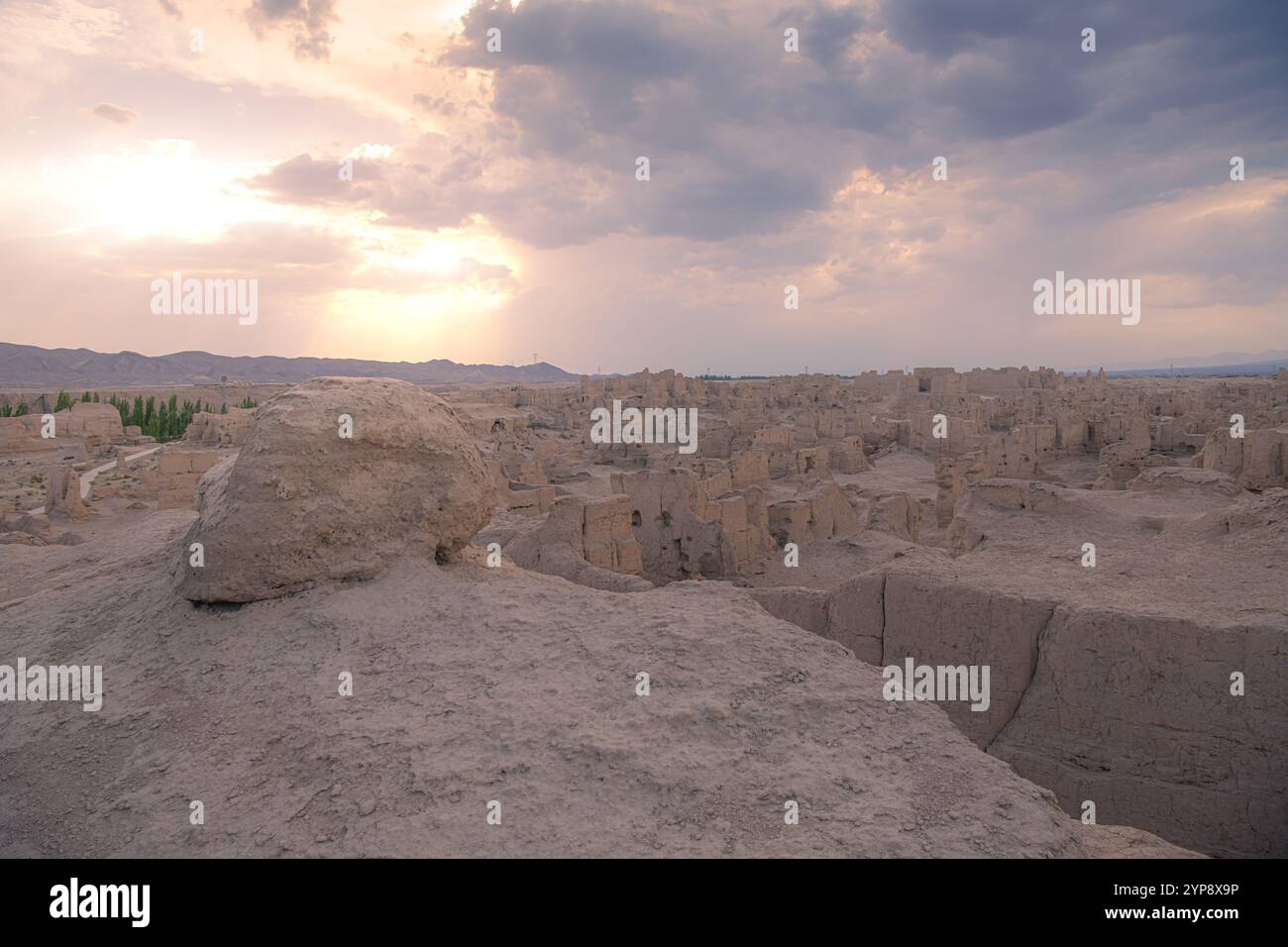 Ruines de Jiaohe Silk Road City, ancienne capitale de Turfan, région autonome ouïghoure du Xinjiang, Chine, Asie, coucher de soleil image de fond Banque D'Images