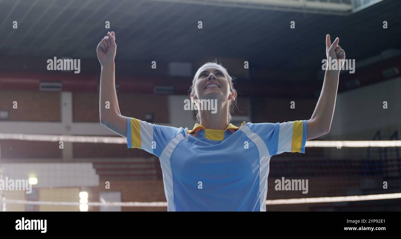 Joueur de volley-ball acclamant après la victoire sur le terrain 4K. Banque D'Images