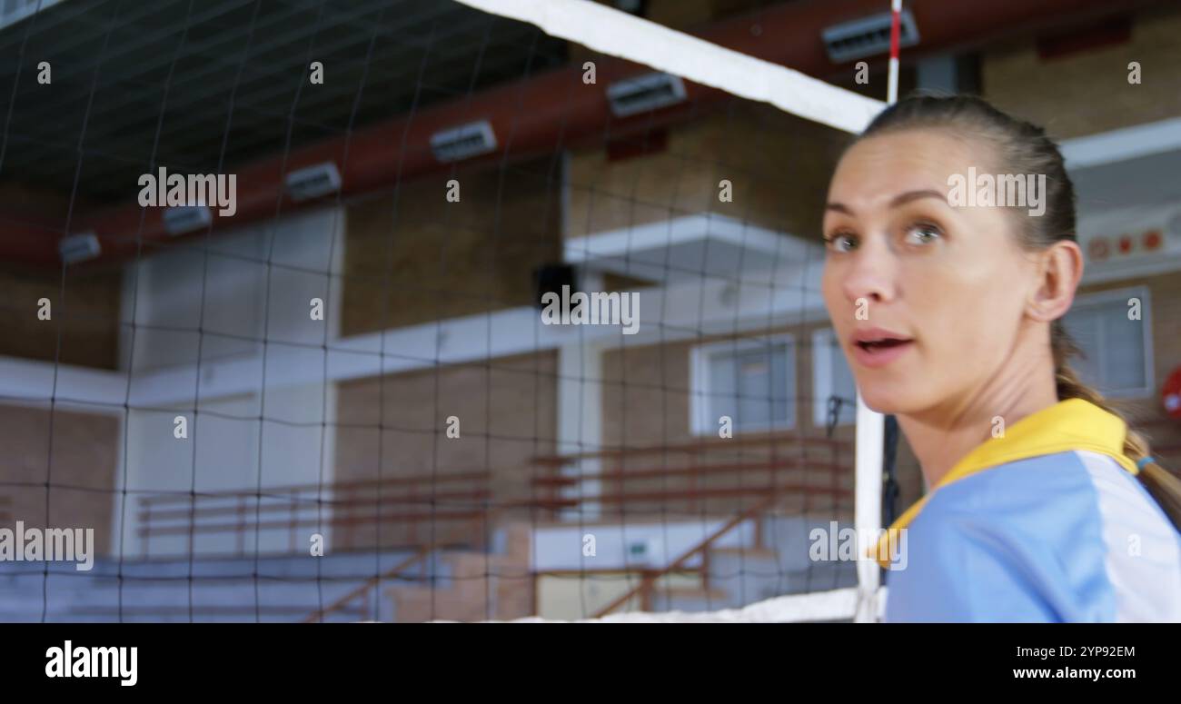 Jeune joueuse de volley pratiquant le volley-ball dans le terrain 4k Banque D'Images