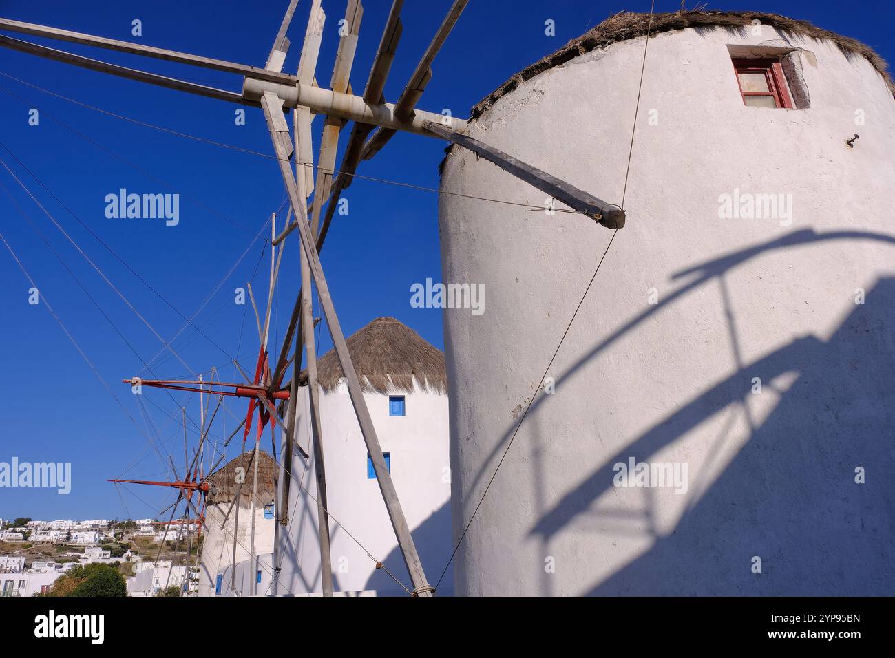 Mykonos, Mikonos : rangée de moulins à vent dans la ville de Mykonos chora, île des Cyclades, Grèce Banque D'Images Mykonos, Mikonos : rangée de moulins à vent dans la ville de Mykonos chora, île des Cyclades, Grèce Banque D'Images