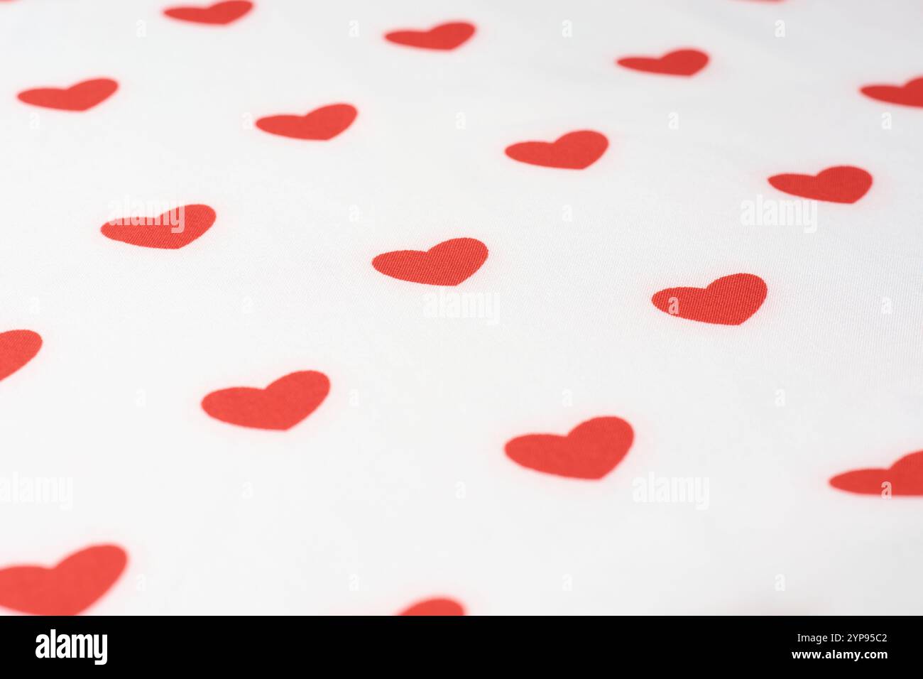 motif de cœurs mignons rouges sur la surface texturée de tissu blanc, amour romantique et décoration de la saint-valentin, mise au point douce avec fond flou Banque D'Images