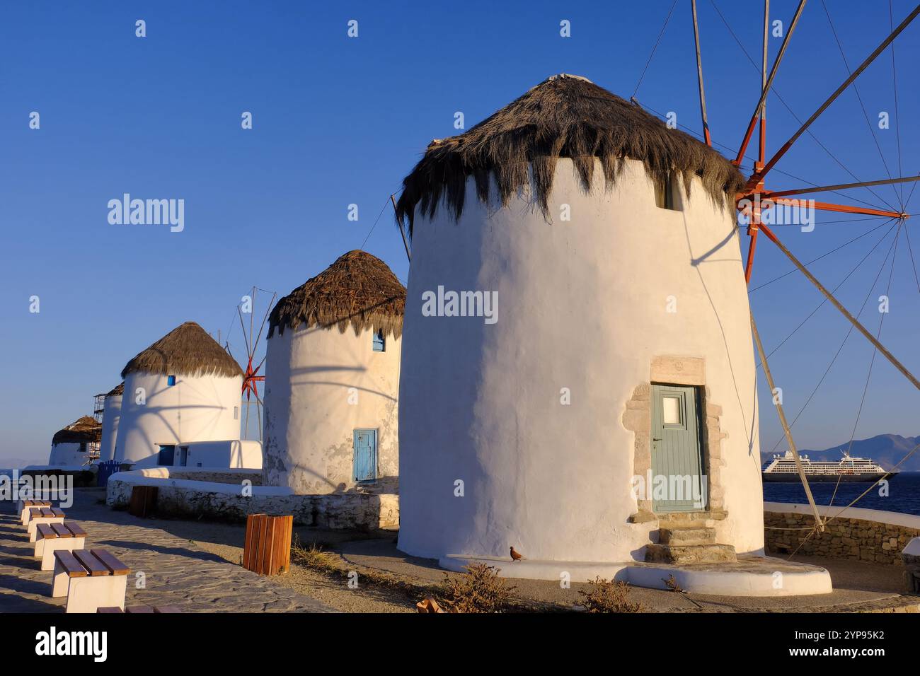 Mykonos, Mikonos : rangée de moulins à vent peu après le lever du soleil dans la ville de Mykonos chora, île des Cyclades, Grèce Banque D'Images Mykonos, Mikonos : rangée de moulins à vent peu après le lever du soleil dans la ville de Mykonos chora, île des Cyclades, Grèce Banque D'Images