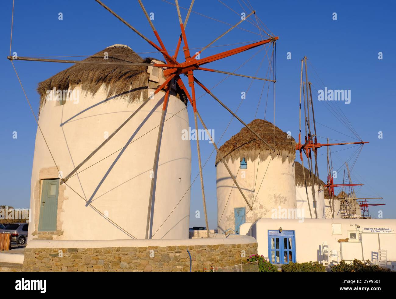 Mykonos, Mikonos : rangée de moulins à vent peu après le lever du soleil dans la ville de Mykonos chora, île des Cyclades, Grèce Banque D'Images Mykonos, Mikonos : rangée de moulins à vent peu après le lever du soleil dans la ville de Mykonos chora, île des Cyclades, Grèce Banque D'Images