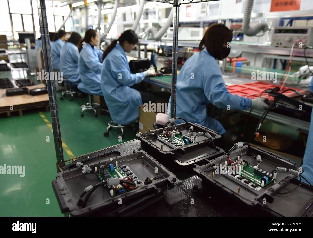 FUYANG, CHINE - 29 NOVEMBRE 2024 - des employés travaillent sur une ligne de production de produits d'alimentation sans fil dans l'atelier de Zhonghui Chuangzhi (Fuyan Banque D'Images