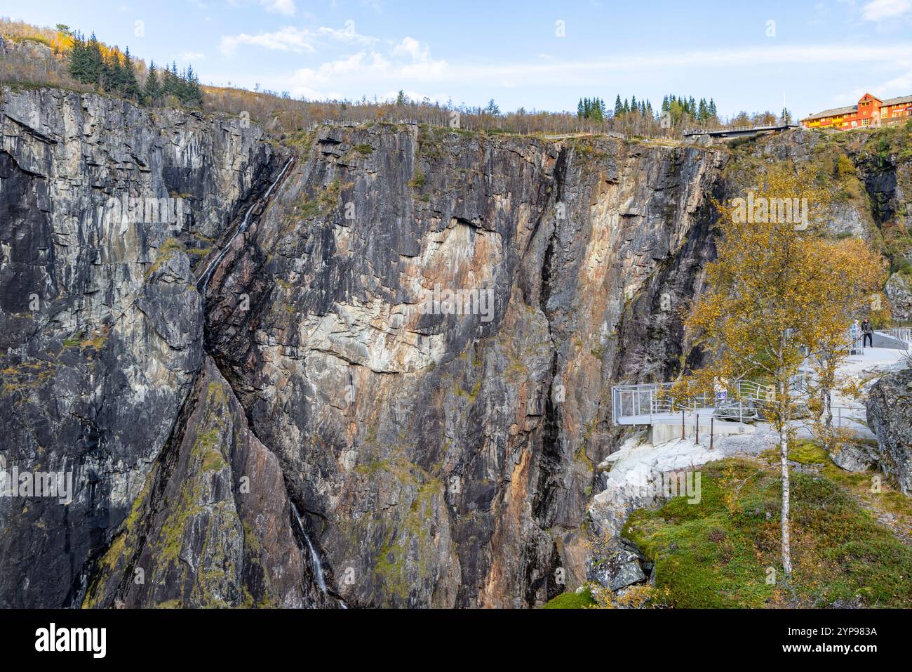 Eidfjord, Norvège, chutes d'eau de Voringfossen avec sentier de randonnée dans la vallée de Mabodalen, Norvège occidentale, Europe, 2024 Banque D'Images