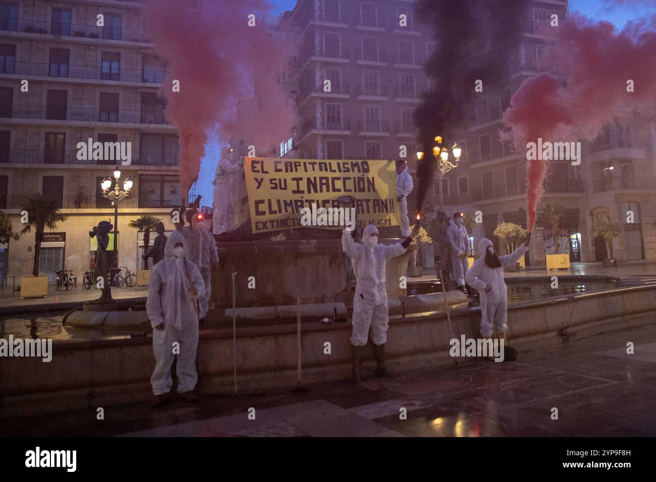 VALENCIA, Espagne. 29 novembre 2024. Les activistes de extinction Rebellion ont réalisé une représentation ce matin sur la Plaza de la Virgen à Valence, coïncidant avec le premier mois de la dépression isolée à hauts niveaux (DANA) qui a touché la partie sud de la ville espagnole. Crédit : D. Canales Carvajal/Alamy Live News Banque D'Images