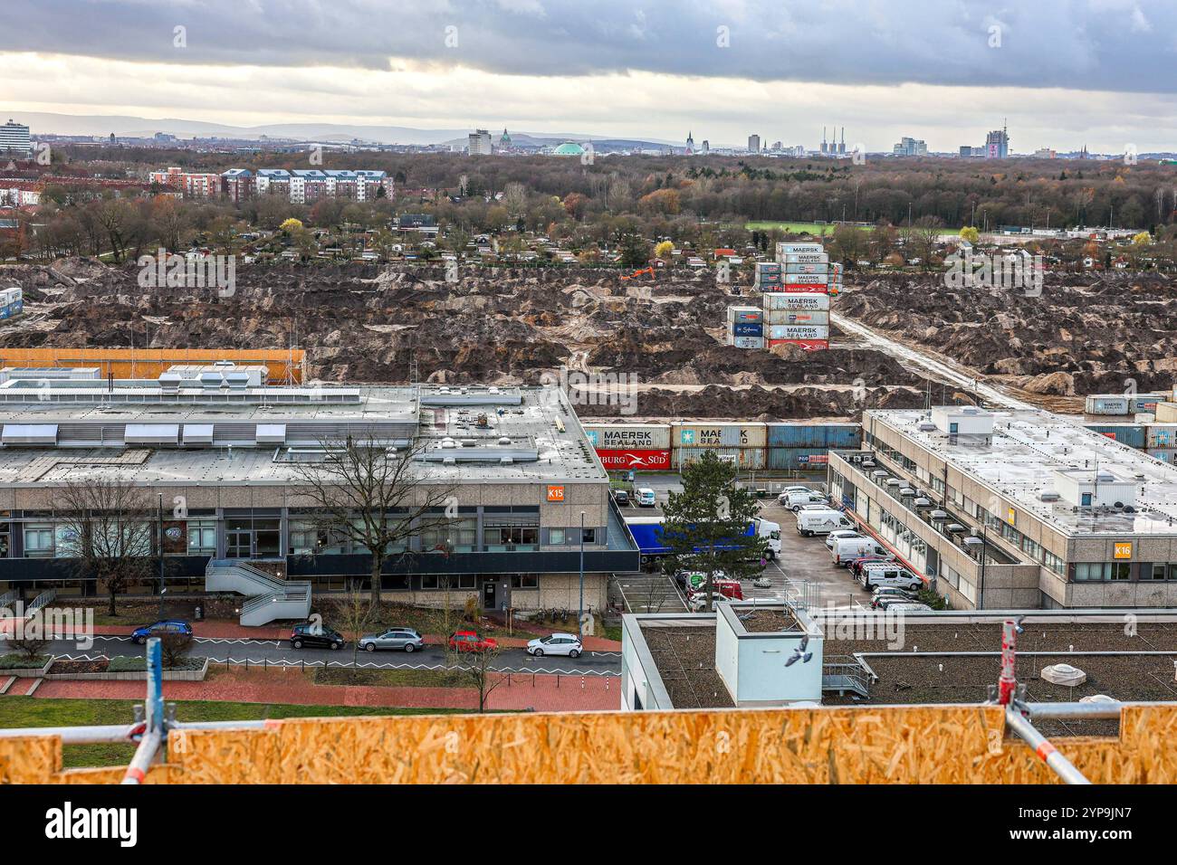 Bomben-Sondierung im Neubaugelände der Medizinischen Hochschule Hannover MHH Viele Patienten des Universitätsklinikums der Maximalversorgung können nicht verlegt werden Dach des Gebäudes K5, Intensivstation 74 der Herz-, thorax-, transplantations- und Gefäßchirurgie. Blick auf das Neubaufeld mit den Bomben-Verdachtspunkten. Hintergrund Stadtgebiet Hannover. Horizont Deister. Vordergrund : Temporäre Holzverschalung als Schutz. Liens : Blick auf das Gebäude K 15 : Zentralküche/Mensa, davor hinten liens : Holzverschalung mit Gerüst zum Schutz der Kälteaggregate Hannover Medizinische Hochschule Hannov Banque D'Images