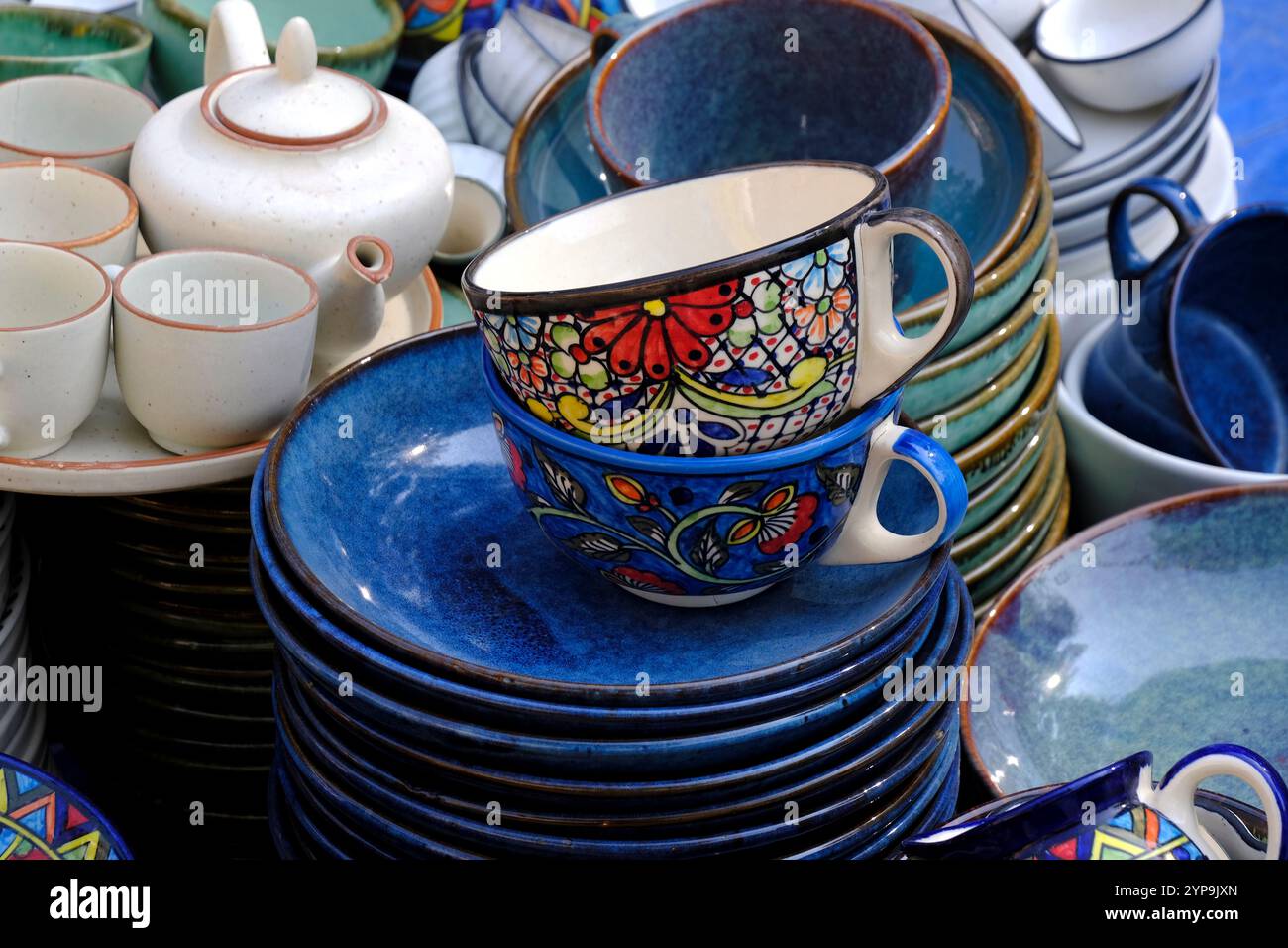 Belles tasses et cruches en porcelaine (céramique), vaisselle en céramique sur le marché à Pune, Inde. Banque D'Images