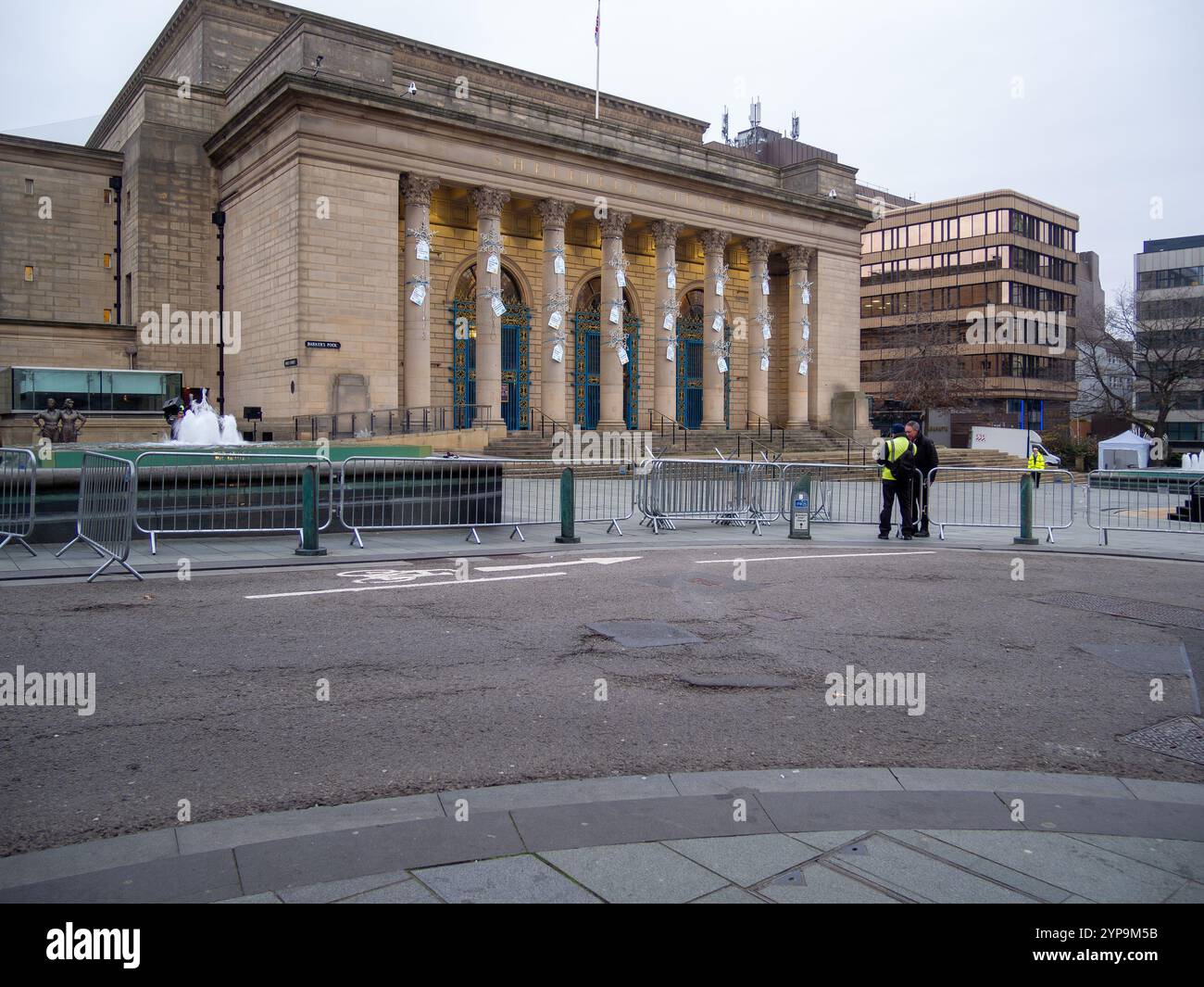 Hôtel de ville de Sheffield avec des décorations de Noël attachées sur des colonnes ouvert en 1932. Des barrières de contrôle des foules sont érigées pour l'événement du jour du souvenir Banque D'Images