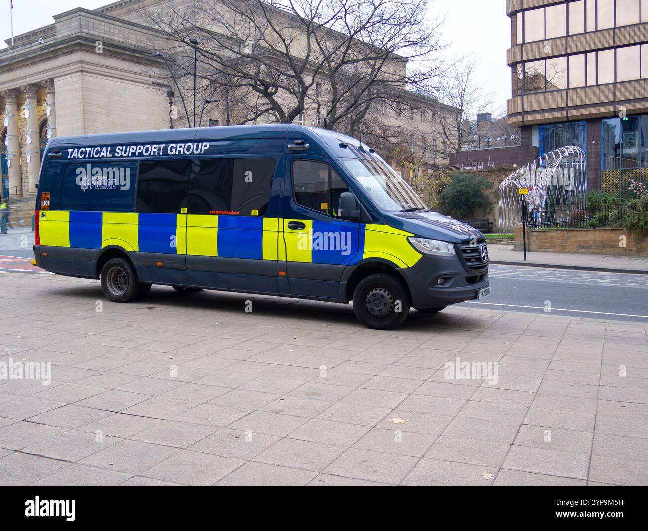 Camionnette Mercedes du groupe de soutien tactique de la police du South Yorkshire garée sur le trottoir dans Barkers Pool ornée de livrées de police jaunes et bleues Banque D'Images