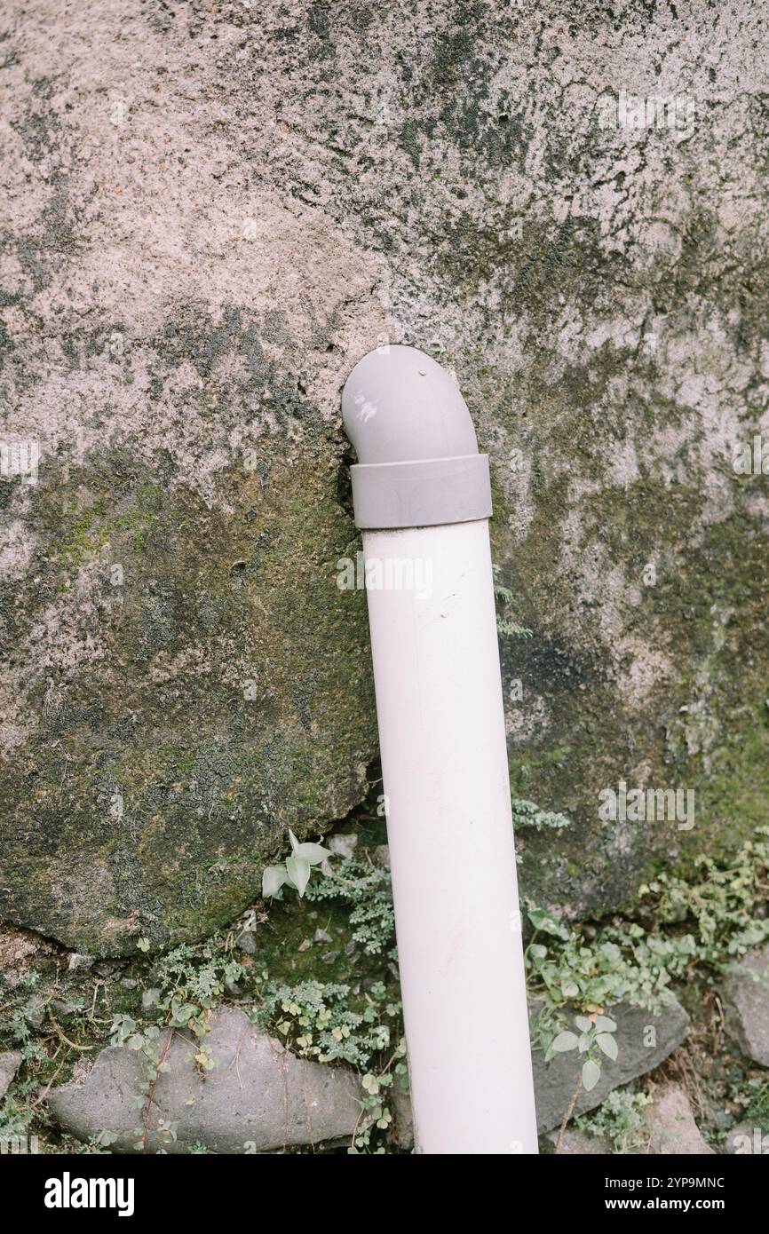 Tuyaux en PVC pour le drainage de l'eau domestique, se raccordant au système d'égout pour la gestion des déchets Banque D'Images