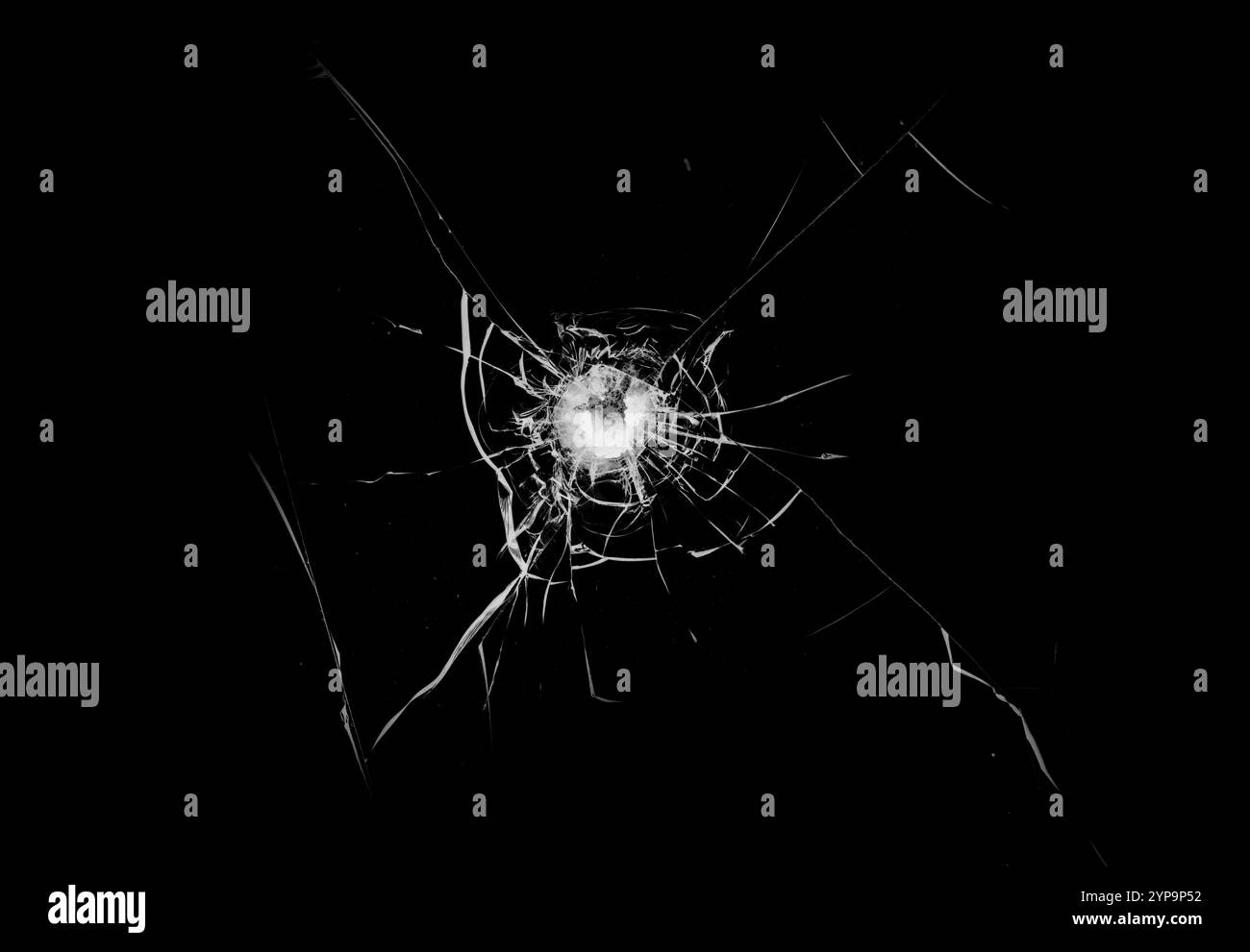 Texture de verre brisé sur un fond noir. Banque D'Images